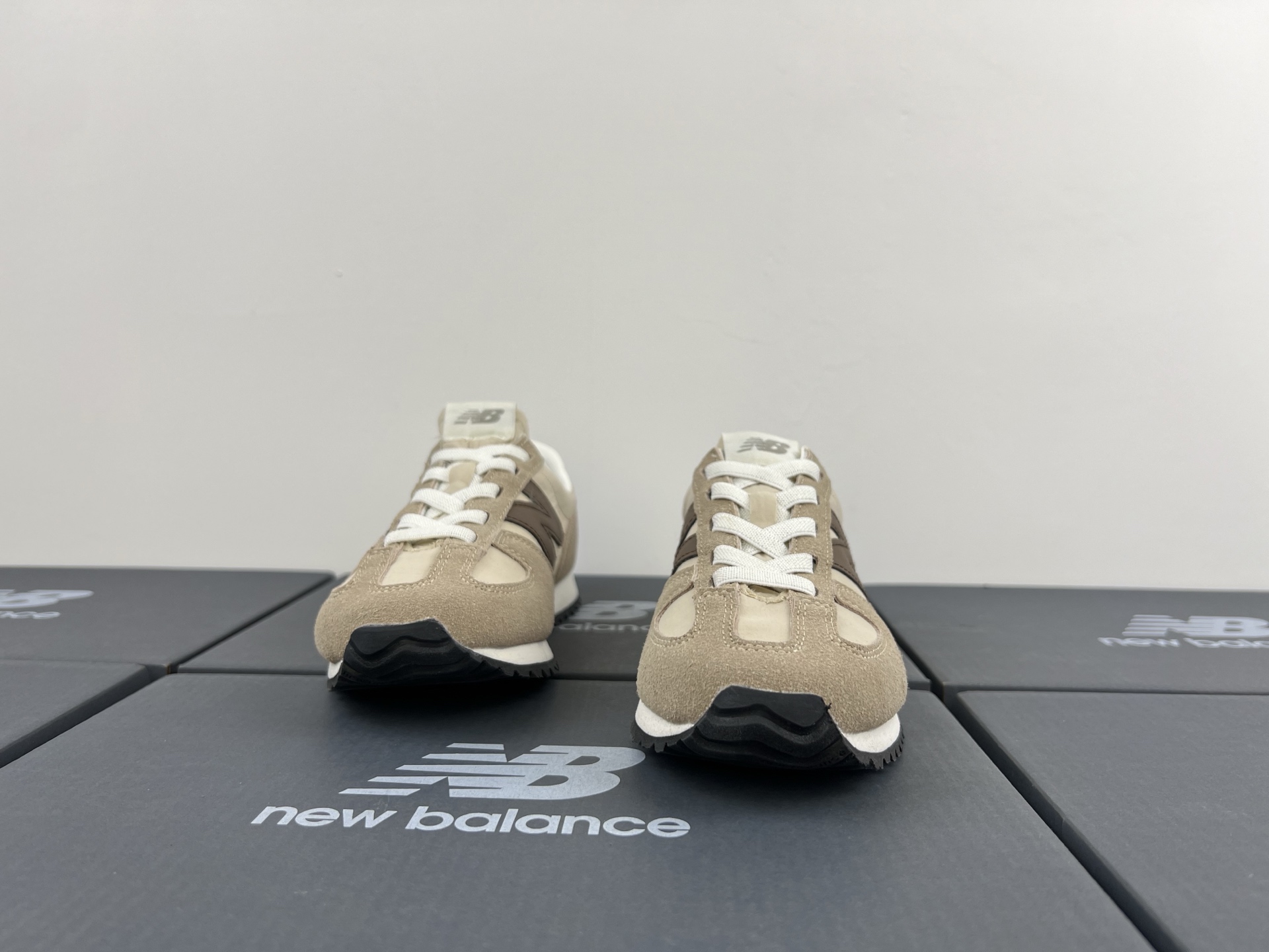 图片[4]-NB471 儿童松紧带运动休闲鞋💲 轻便透气耐磨户外徒步鞋，搭配松紧带闭合方式，提供出色的穿脱便捷性及轻薄的舒适性。 颜色： 白灰，米灰，米黑，米黄，黑月，黄粉，米粉，米蓝，黑白 尺码：25-37码-选品中心