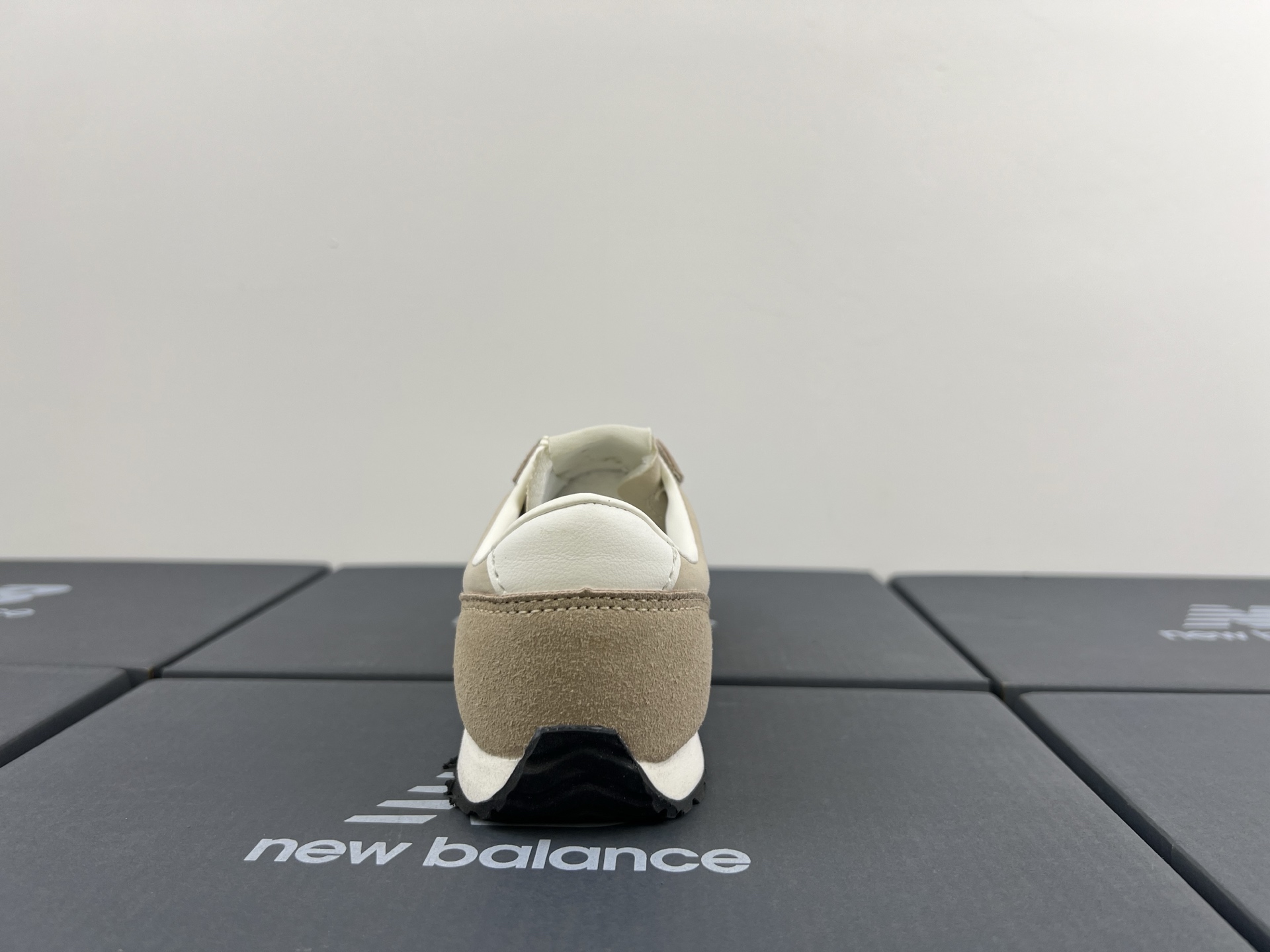 图片[9]-NB471 儿童松紧带运动休闲鞋💲 轻便透气耐磨户外徒步鞋，搭配松紧带闭合方式，提供出色的穿脱便捷性及轻薄的舒适性。 颜色： 白灰，米灰，米黑，米黄，黑月，黄粉，米粉，米蓝，黑白 尺码：25-37码-选品中心