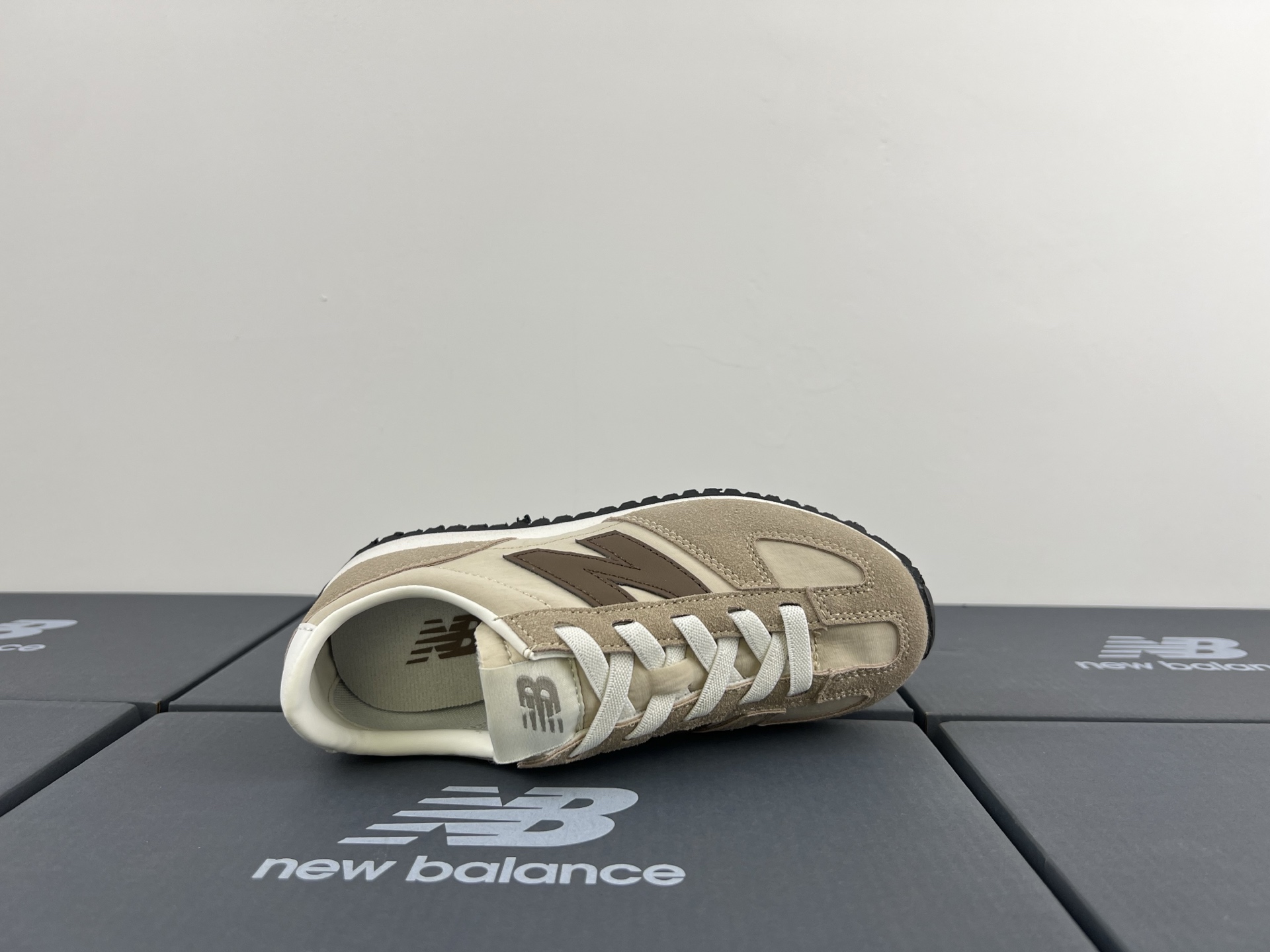 图片[7]-NB471 儿童松紧带运动休闲鞋💲 轻便透气耐磨户外徒步鞋，搭配松紧带闭合方式，提供出色的穿脱便捷性及轻薄的舒适性。 颜色： 白灰，米灰，米黑，米黄，黑月，黄粉，米粉，米蓝，黑白 尺码：25-37码-选品中心