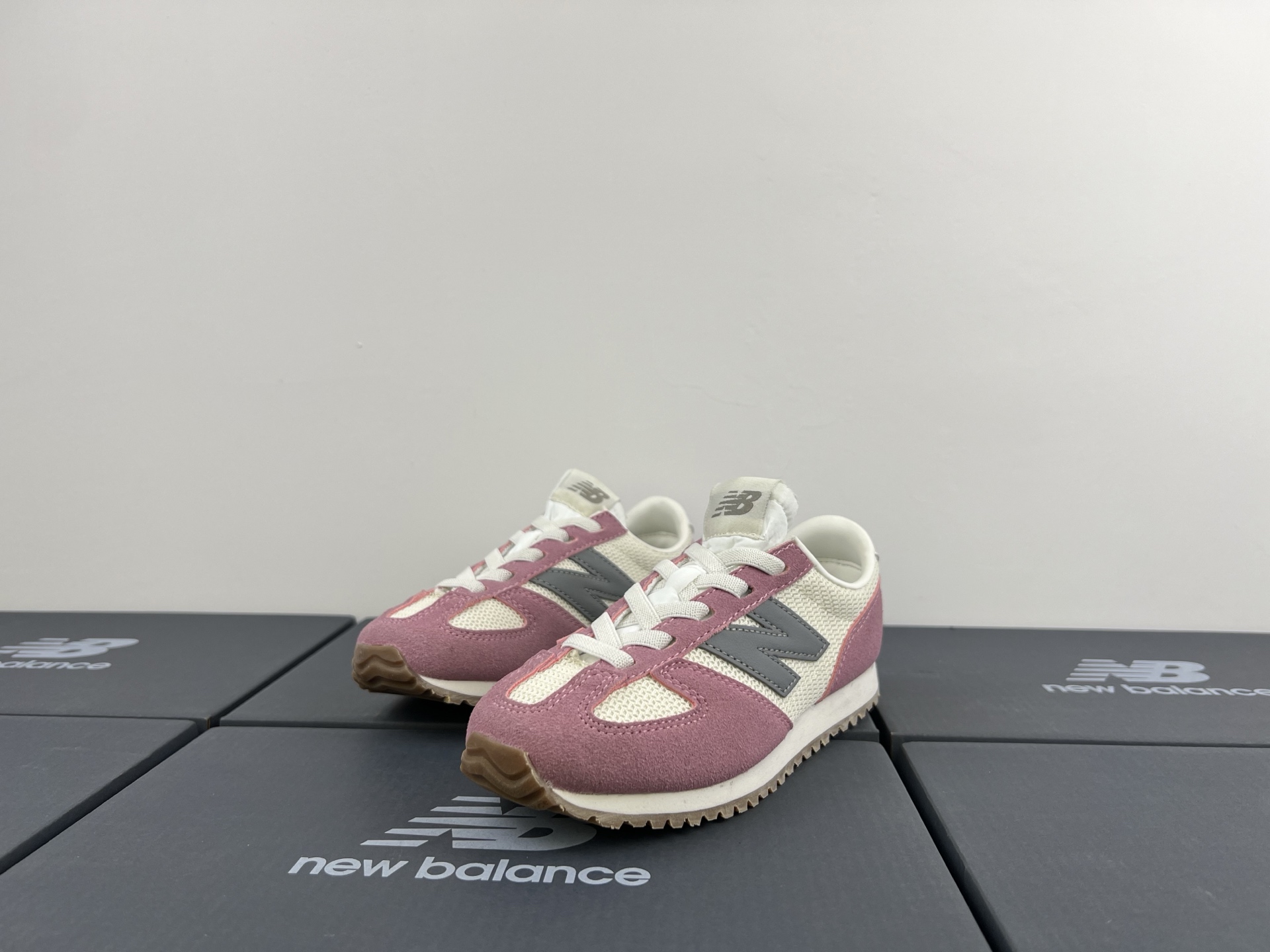 图片[3]-NB471 儿童松紧带运动休闲鞋💲 轻便透气耐磨户外徒步鞋，搭配松紧带闭合方式，提供出色的穿脱便捷性及轻薄的舒适性。 颜色： 白灰，米灰，米黑，米黄，黑月，黄粉，米粉，米蓝，黑白 尺码：25-37码-选品中心