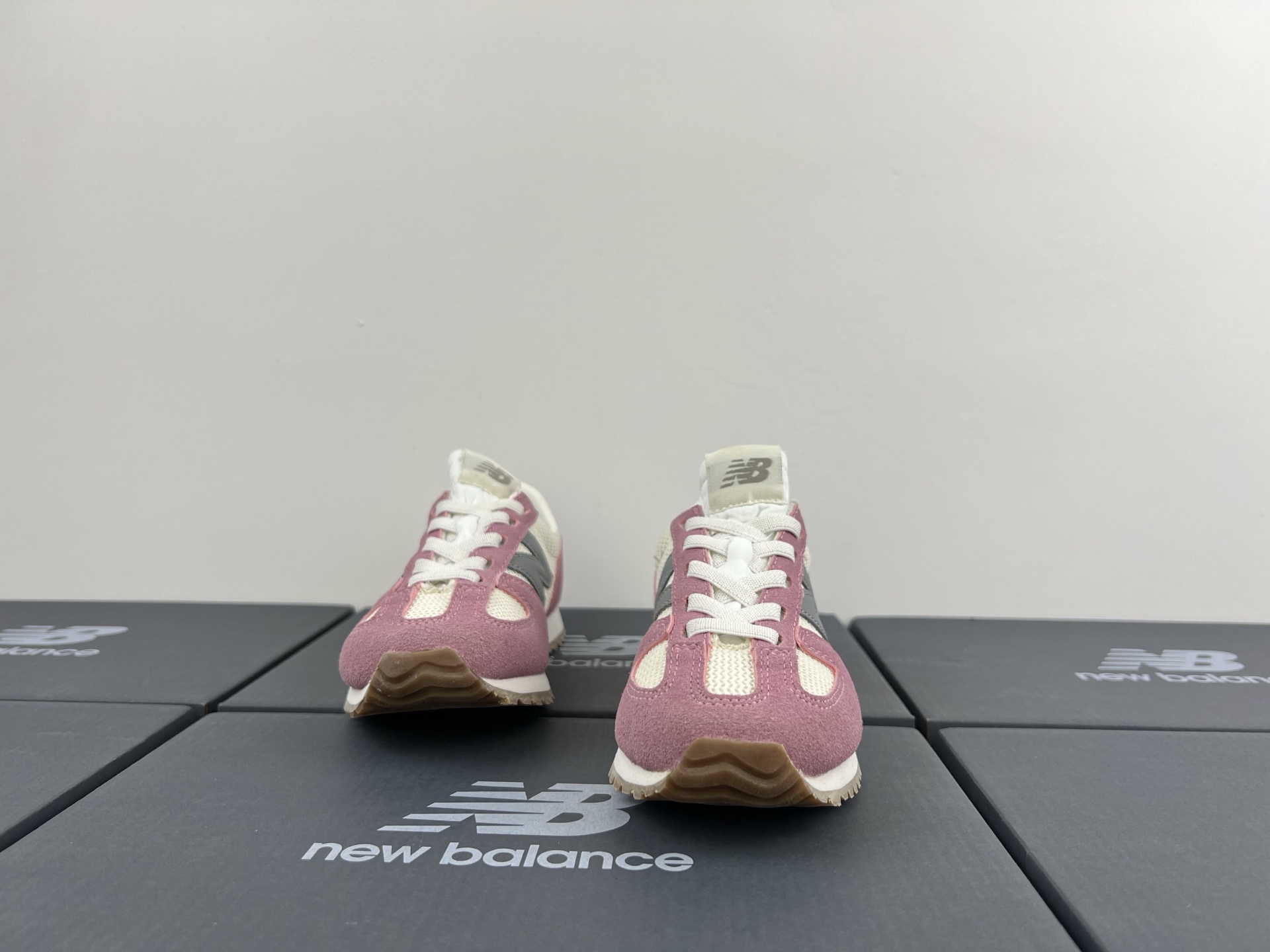 图片[4]-NB471 儿童松紧带运动休闲鞋💲 轻便透气耐磨户外徒步鞋，搭配松紧带闭合方式，提供出色的穿脱便捷性及轻薄的舒适性。 颜色： 白灰，米灰，米黑，米黄，黑月，黄粉，米粉，米蓝，黑白 尺码：25-37码-选品中心