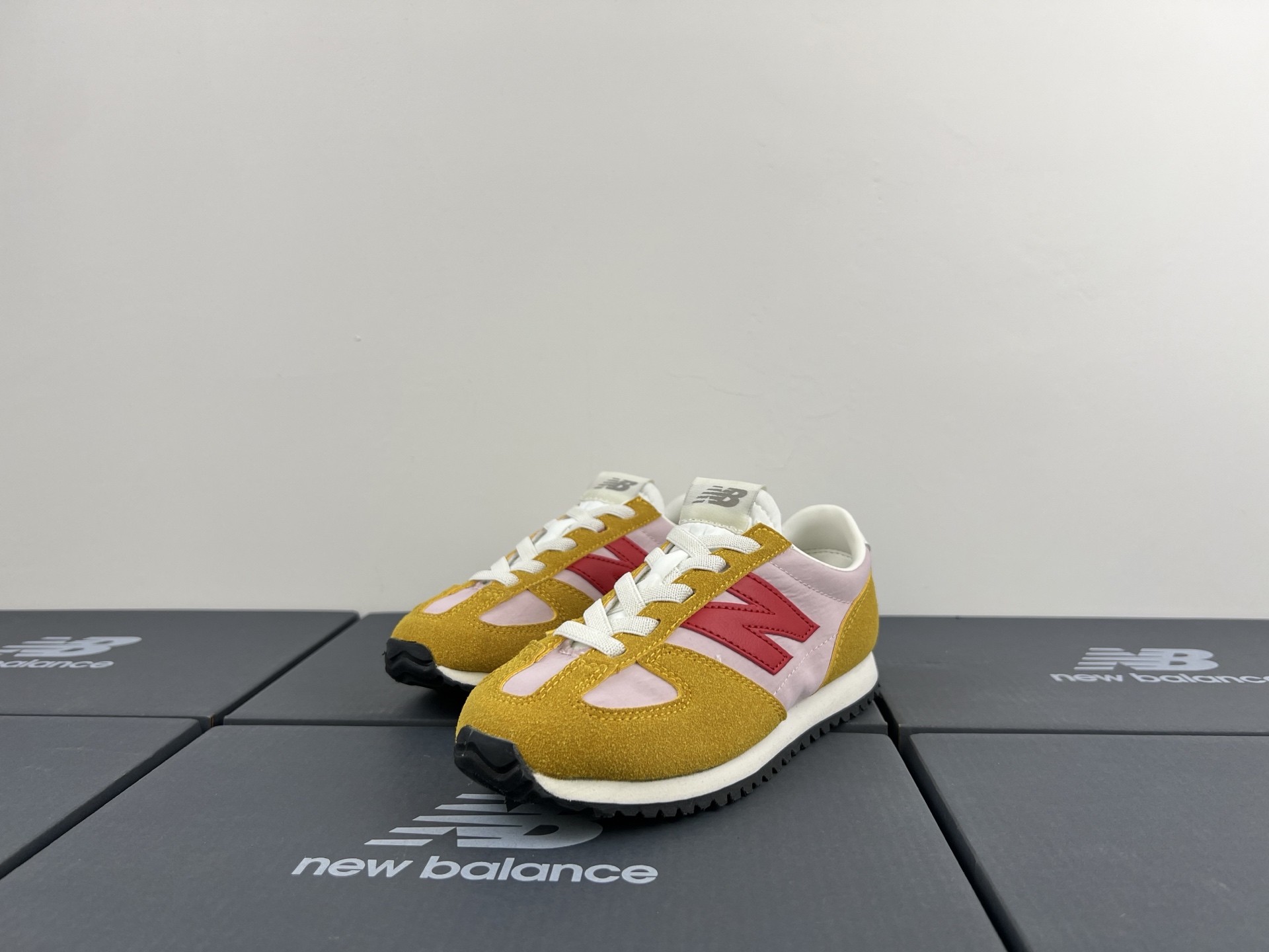 图片[3]-NB471 儿童松紧带运动休闲鞋💲 轻便透气耐磨户外徒步鞋，搭配松紧带闭合方式，提供出色的穿脱便捷性及轻薄的舒适性。 颜色： 白灰，米灰，米黑，米黄，黑月，黄粉，米粉，米蓝，黑白 尺码：25-37码-选品中心