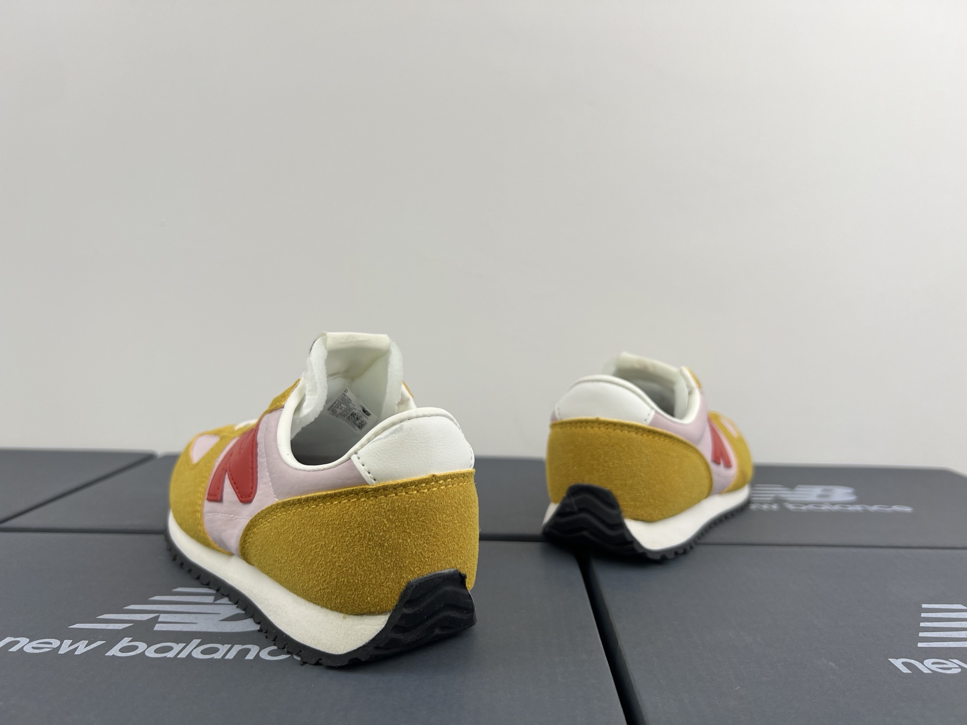 图片[5]-NB471 儿童松紧带运动休闲鞋💲 轻便透气耐磨户外徒步鞋，搭配松紧带闭合方式，提供出色的穿脱便捷性及轻薄的舒适性。 颜色： 白灰，米灰，米黑，米黄，黑月，黄粉，米粉，米蓝，黑白 尺码：25-37码-选品中心