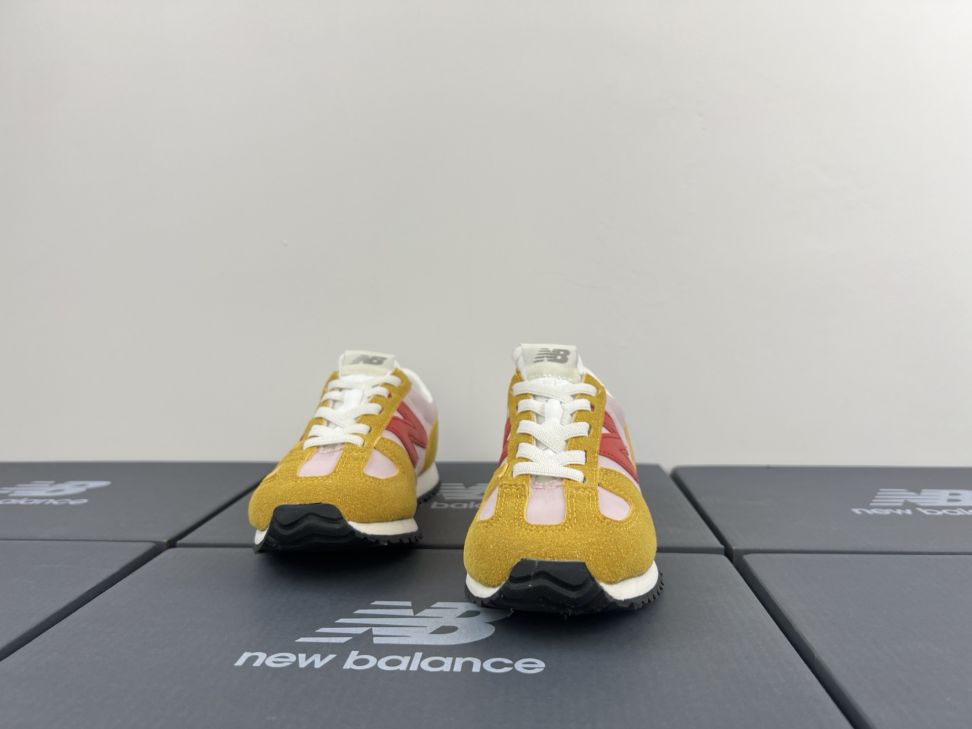 图片[4]-NB471 儿童松紧带运动休闲鞋💲 轻便透气耐磨户外徒步鞋，搭配松紧带闭合方式，提供出色的穿脱便捷性及轻薄的舒适性。 颜色： 白灰，米灰，米黑，米黄，黑月，黄粉，米粉，米蓝，黑白 尺码：25-37码-选品中心