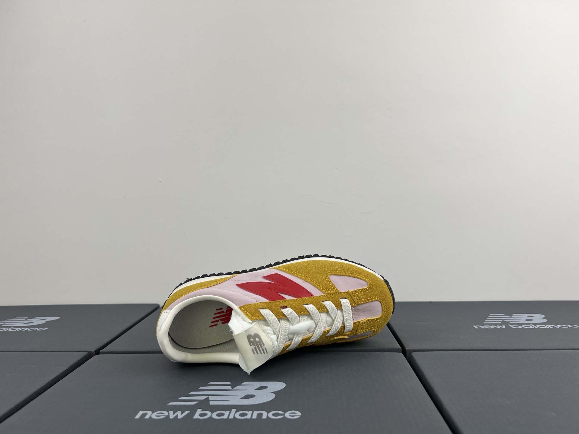 图片[7]-NB471 儿童松紧带运动休闲鞋💲 轻便透气耐磨户外徒步鞋，搭配松紧带闭合方式，提供出色的穿脱便捷性及轻薄的舒适性。 颜色： 白灰，米灰，米黑，米黄，黑月，黄粉，米粉，米蓝，黑白 尺码：25-37码-选品中心