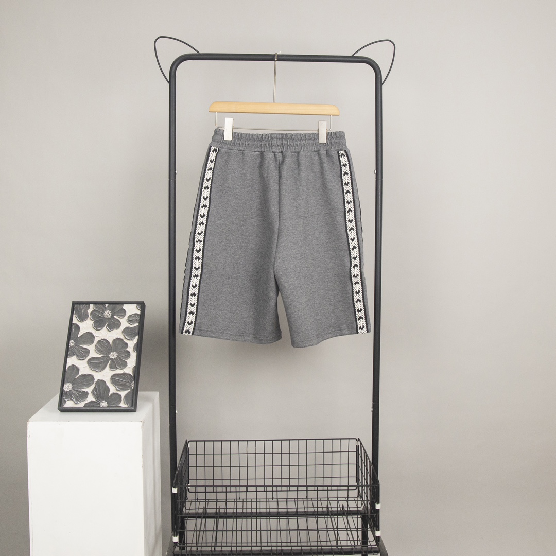 Luxurious Embroidered Loewe Shorts: Custom-made, Detailed, and Stylish in Dark and Light Gray - 图片 2