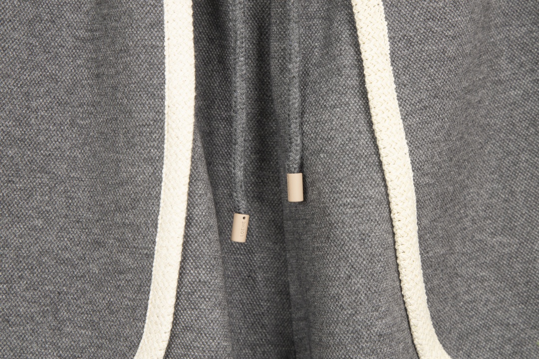 Luxurious Embroidered Loewe Shorts: Custom-made, Detailed, and Stylish in Dark and Light Gray - 图片 4