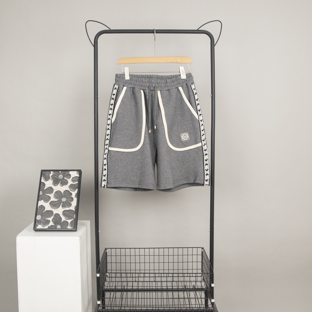 Luxurious Embroidered Loewe Shorts: Custom-made, Detailed, and Stylish in Dark and Light Gray - 图片 1
