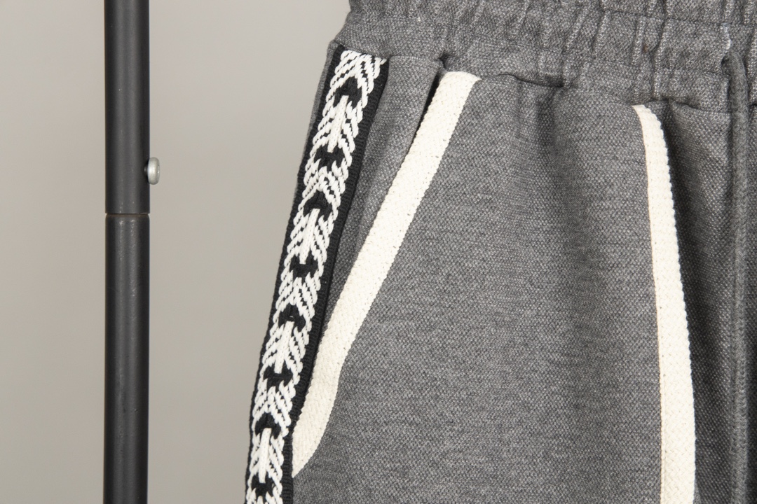 Luxurious Embroidered Loewe Shorts: Custom-made, Detailed, and Stylish in Dark and Light Gray - 图片 6
