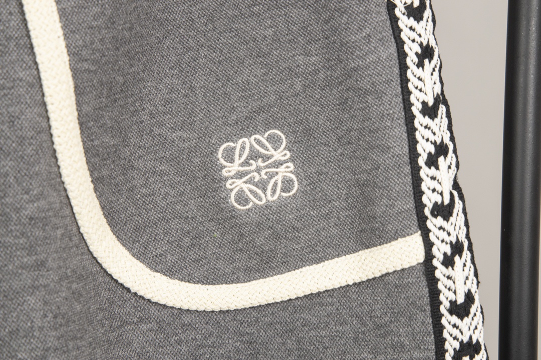 Luxurious Embroidered Loewe Shorts: Custom-made, Detailed, and Stylish in Dark and Light Gray - 图片 5