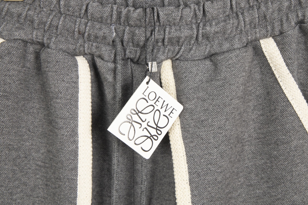 Luxurious Embroidered Loewe Shorts: Custom-made, Detailed, and Stylish in Dark and Light Gray - 图片 9