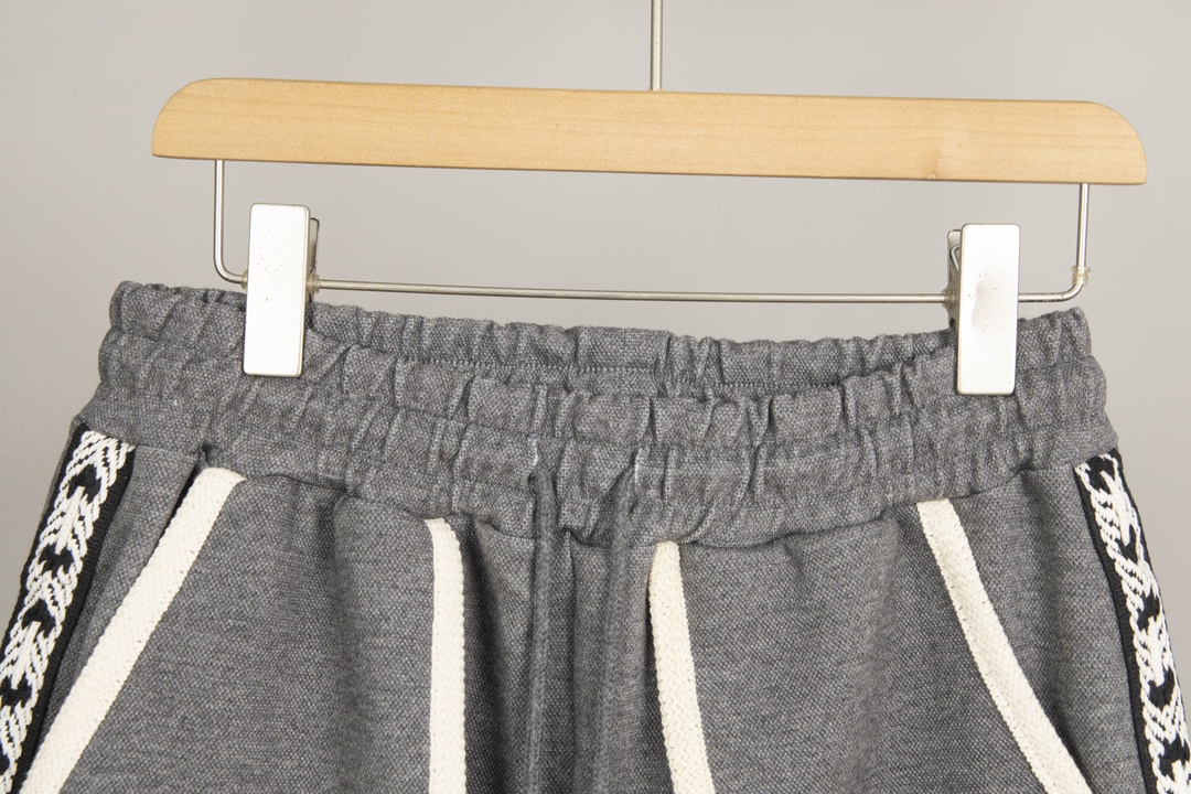 Luxurious Embroidered Loewe Shorts: Custom-made, Detailed, and Stylish in Dark and Light Gray - 图片 3