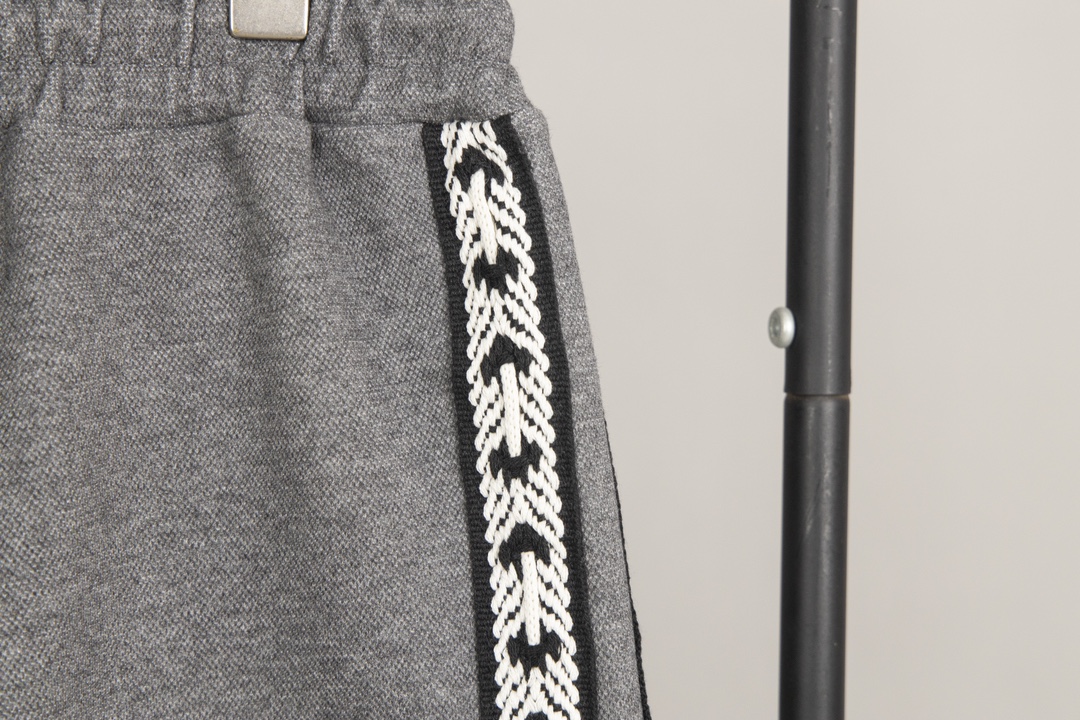 Luxurious Embroidered Loewe Shorts: Custom-made, Detailed, and Stylish in Dark and Light Gray - 图片 7