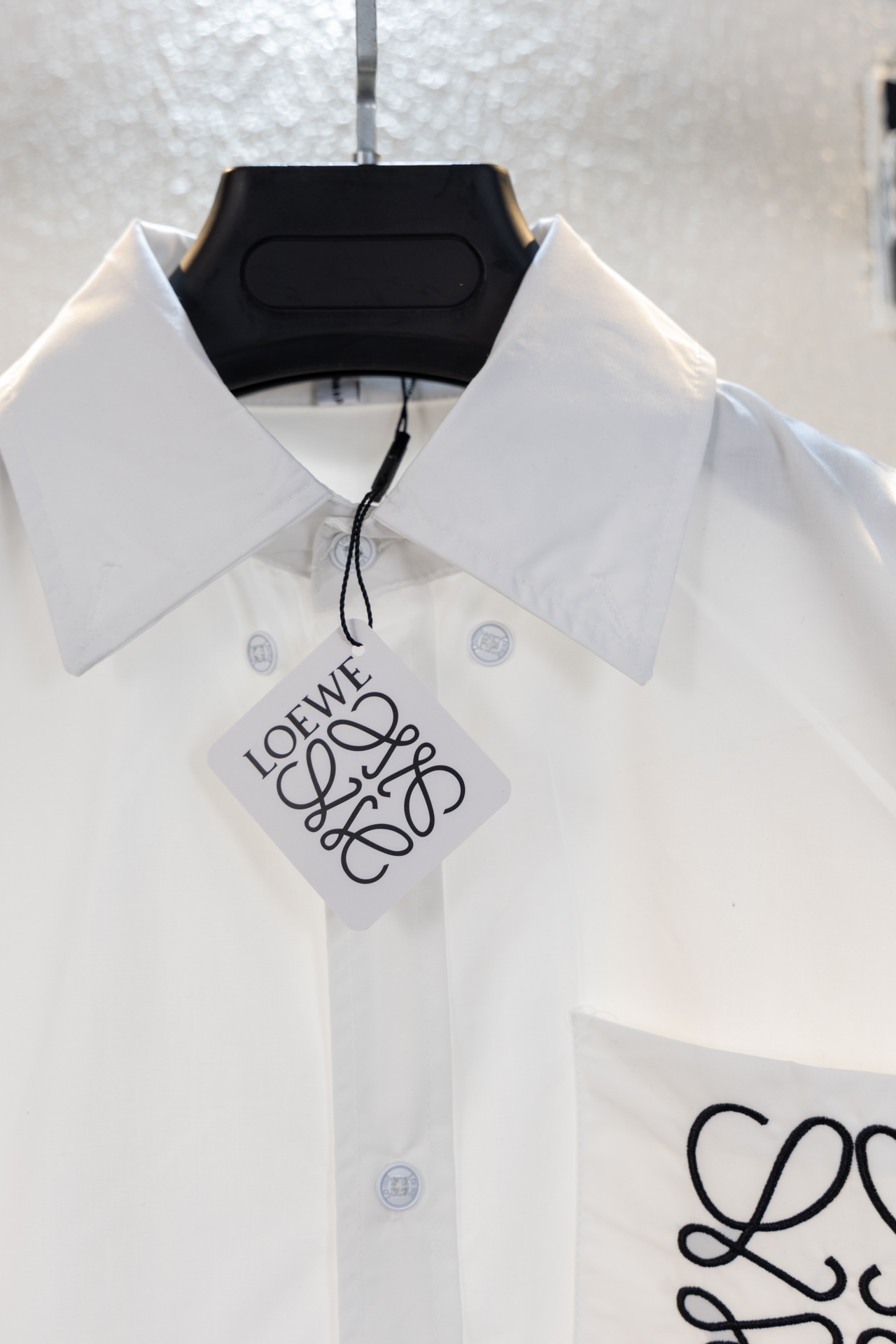 Luxurious Loewe Shirt in Custom Soft Fabric with High-Quality Embroidery - 图片 9