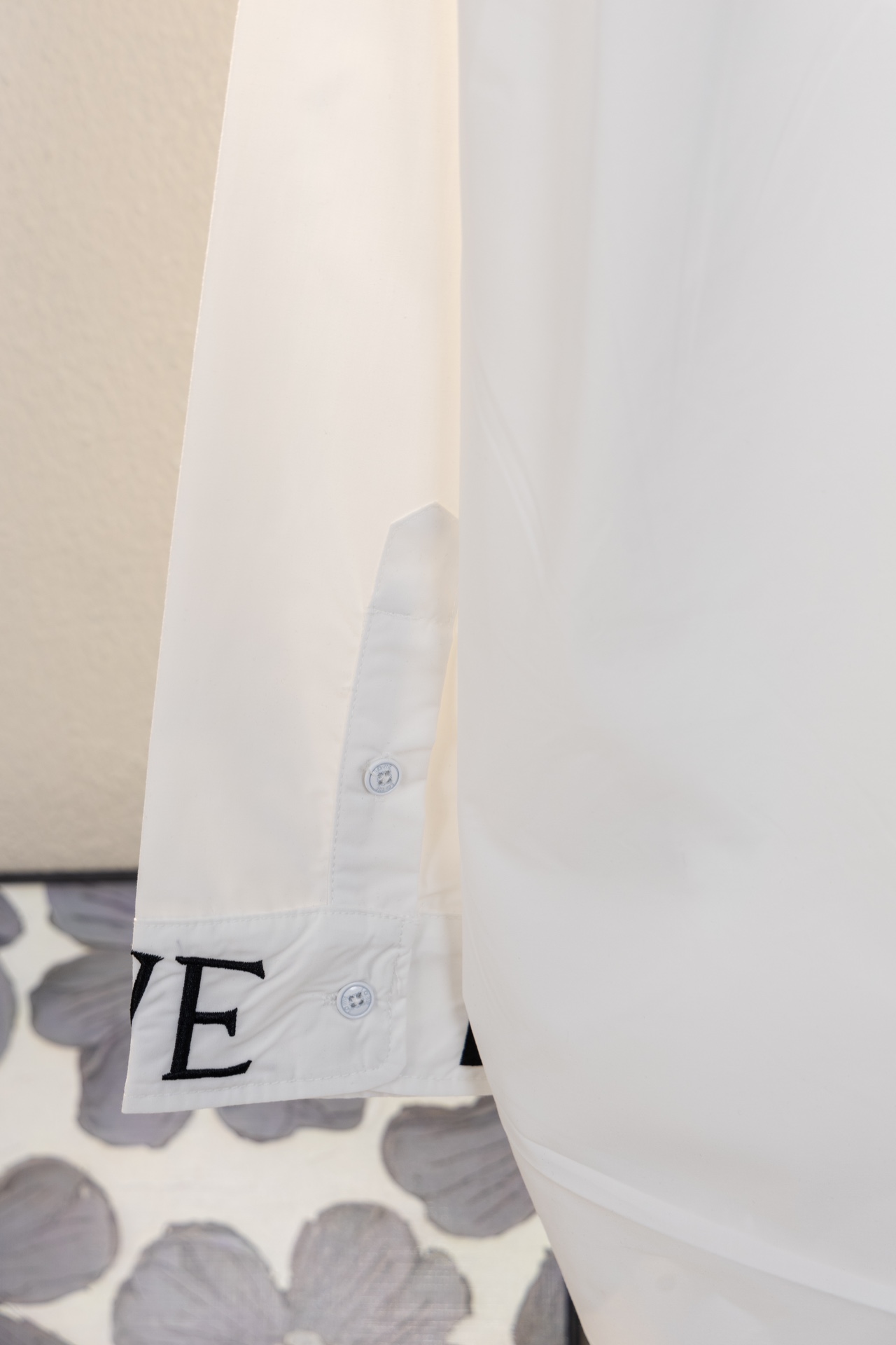 Luxurious Loewe Shirt in Custom Soft Fabric with High-Quality Embroidery - 图片 6