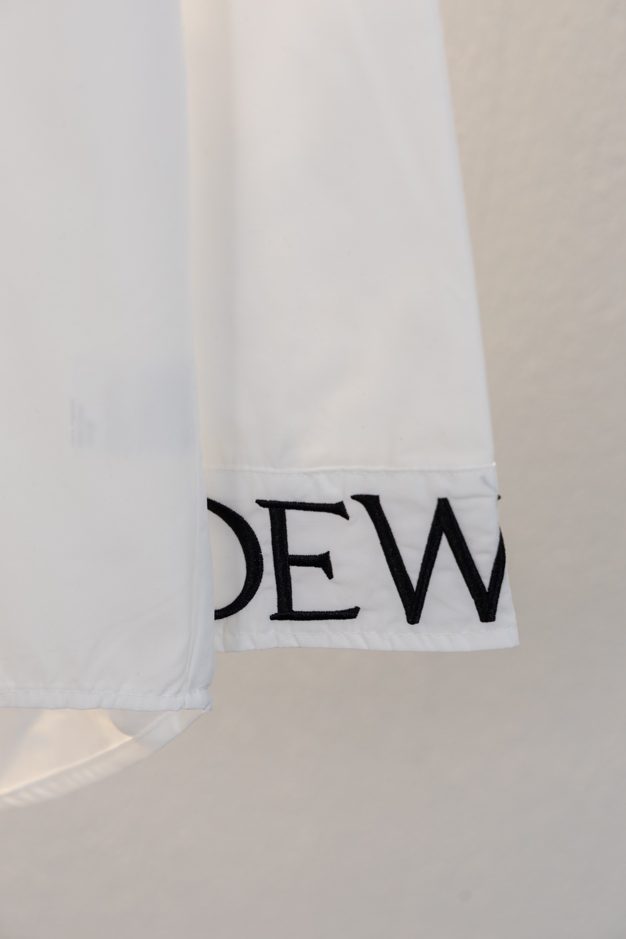 Luxurious Loewe Shirt in Custom Soft Fabric with High-Quality Embroidery - 图片 8