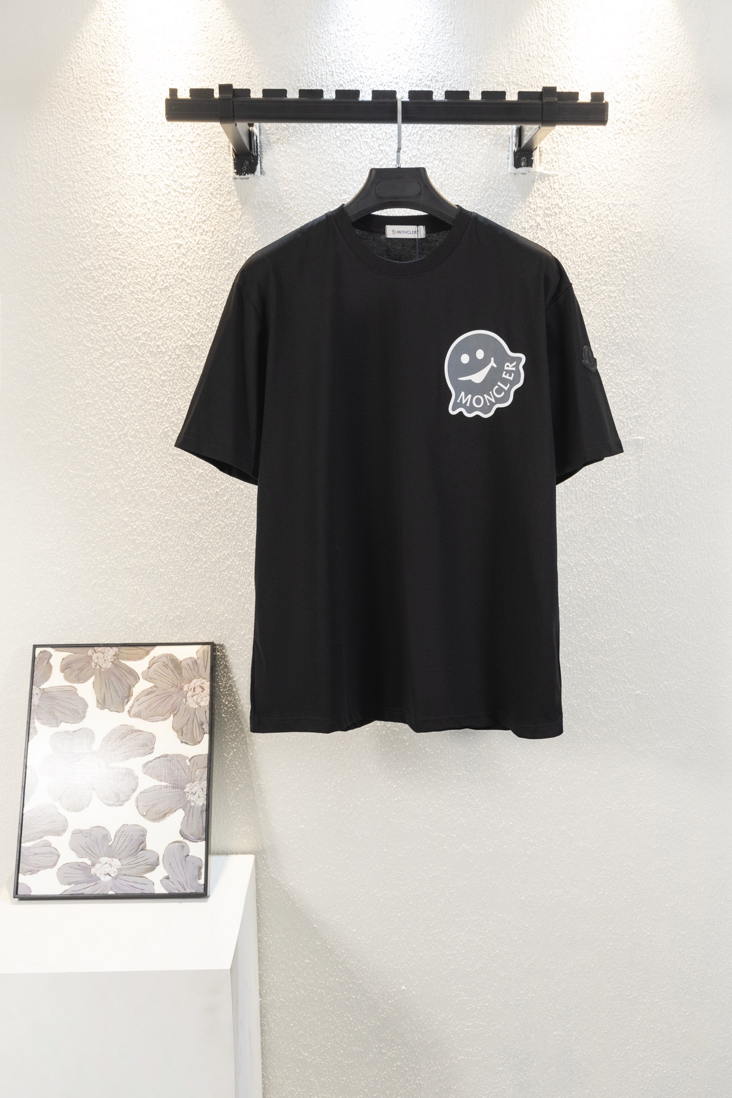 Modelo L8033 MONCLER Logo de dibujos animados, estampado tridimensional, logotipo refinado y actualizado, inspirado en …