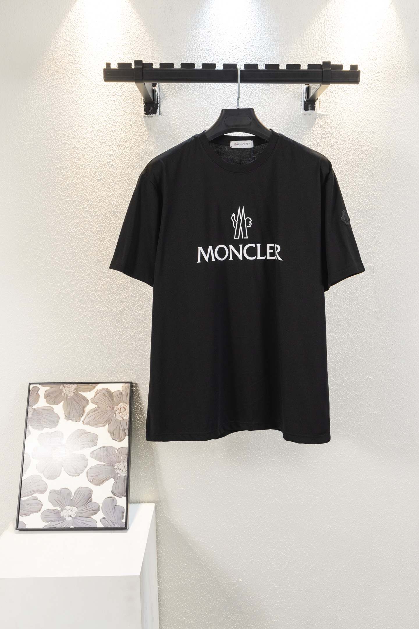 款号L8034 MONCLER 蒙口 字母logo Logo标识精致升级，灵感源自八十年代复古 原版面料 官方同款 短袖T恤 定制270克同缸染面料 手感非常舒服 春夏砖柜同步 时尚又个性 超级百搭好看 男女都非常合适 人手必备款 吊牌 …