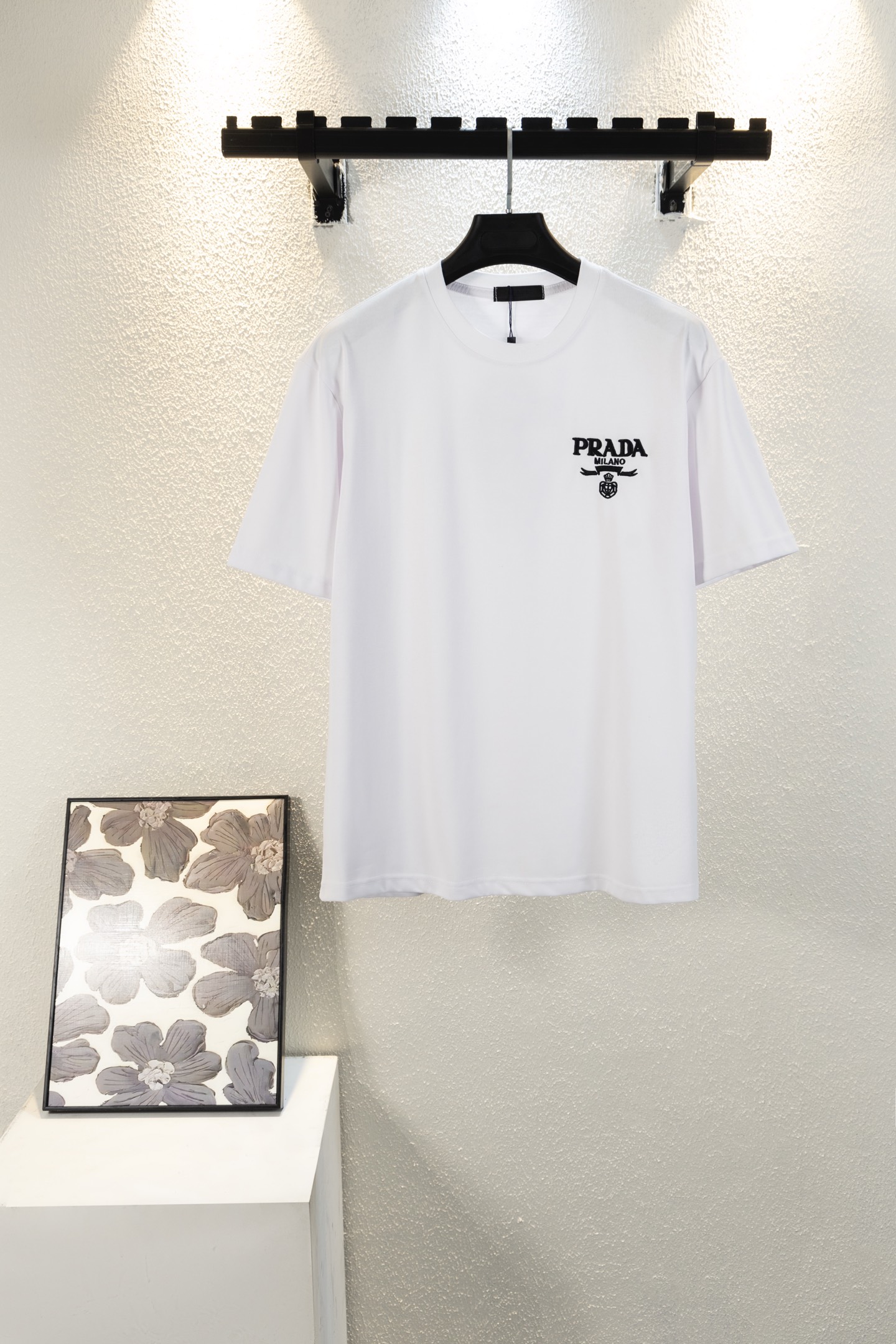 N.º de estilo L8037 Camiseta con cuello redondo PRADA 24FW Esta camiseta normal con cuello redondo para hombre está con…