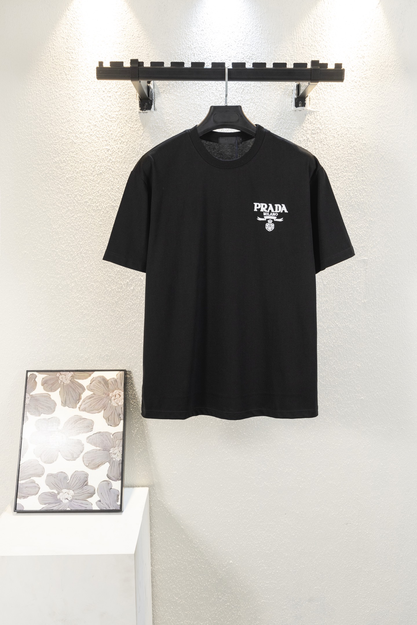 Estilo No. L803 PRADA 24FW Camiseta con cuello redondo Esta camiseta normal con cuello redondo para hombre está confecc…