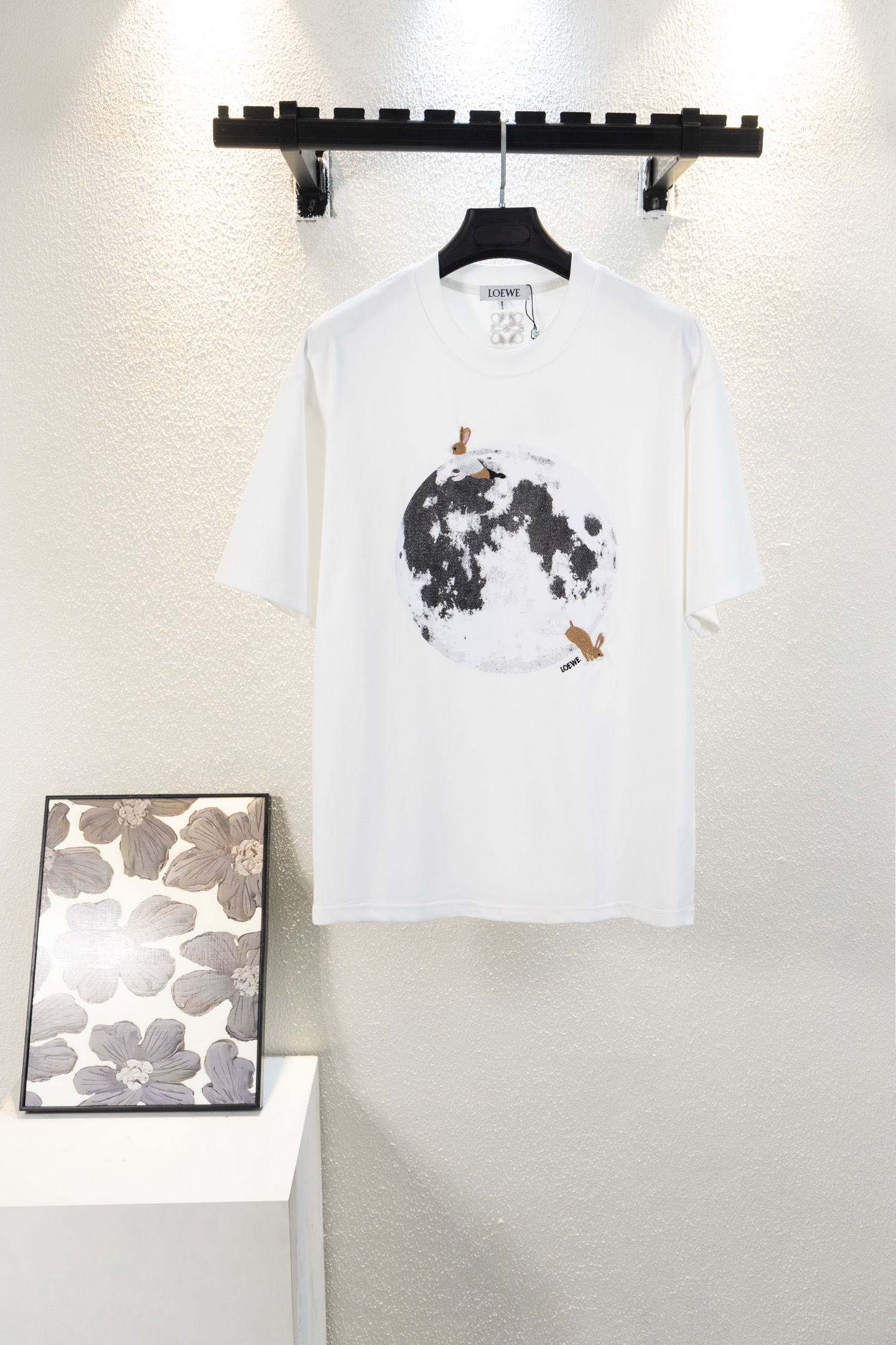 🅿️85 Versión superior, modelo k464 LOEWE 罗意威, camiseta de manga corta con cuello redondo de 300g, estampado de luna 🌗…