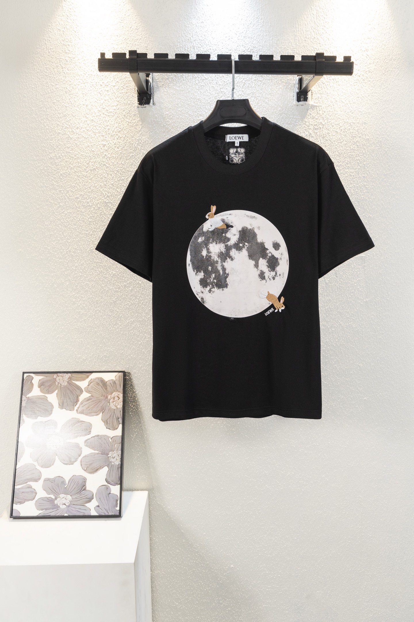 🅿️85 Versión superior, modelo k466 LOEWE 罗意威, camiseta de manga corta con cuello redondo de 300g, estampado de luna 🌗…