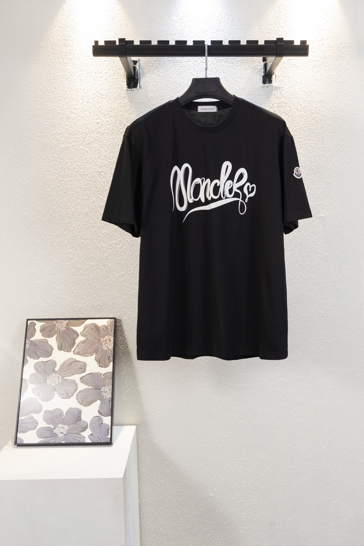 款号k8040 MONCLER 蒙口 蛇年标识 立体印花 Logo标识精致升级 原版面料 官方同款 短袖T恤 定制270克同缸染面料 手感非常舒服 春夏砖柜同步 时尚又个性 超级百搭好看 男女都非常合适 人手必备款 吊牌 领标 水洗麦 三…