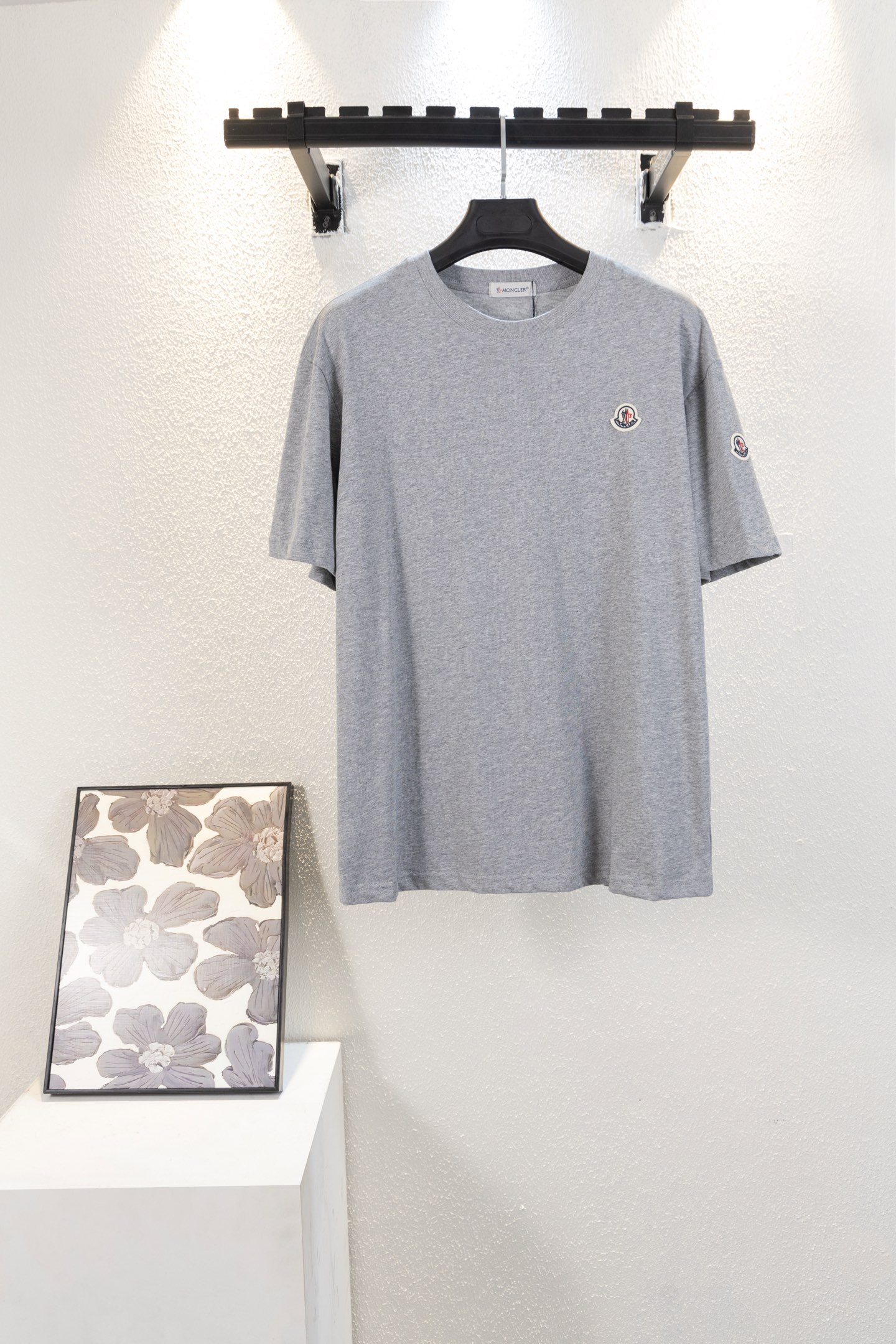 款号k8043 MONCLER 蒙口 经典标识 章仔刺绣 Logo标识精致升级 原版面料 官方同款 短袖T恤 定制270克同缸染面料 手感非常舒服 春夏砖柜同步 时尚又个性 超级百搭好看 男女都非常合适 人手必备款 吊牌 领标 水洗麦 三…