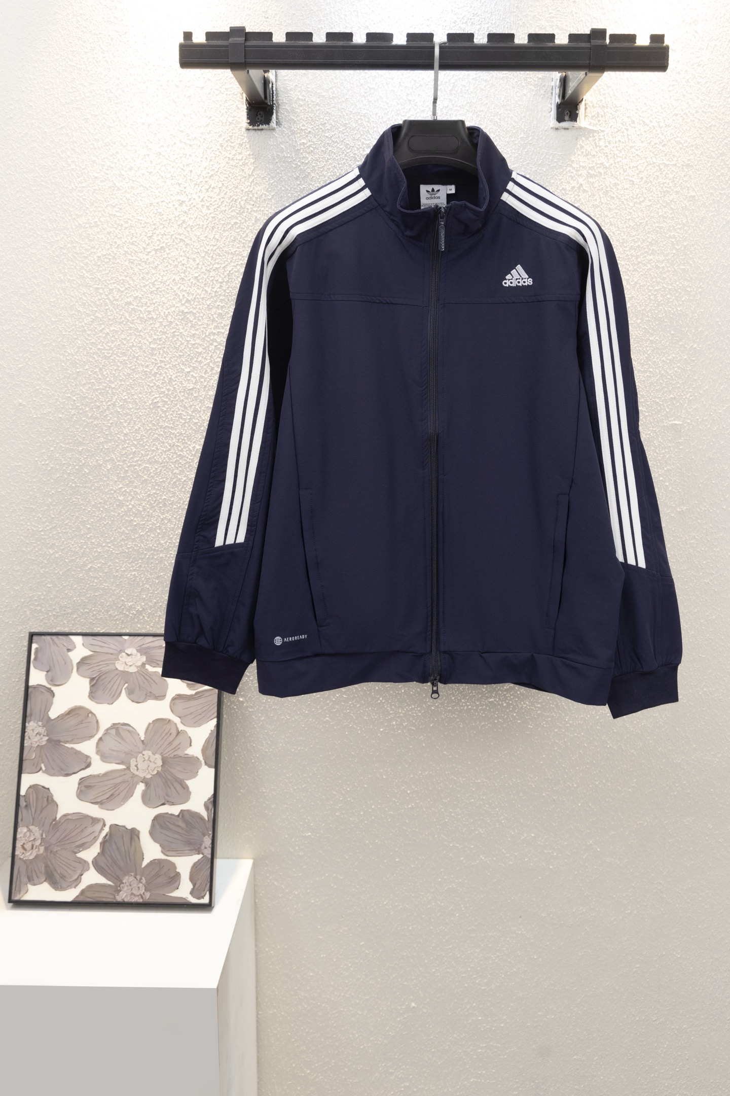 💰155
款号k6170
Adidas阿迪达斯QQ糖同款立领 HC9952亚洲版立领夹克外套 金典款 男女同款
专柜定色定染 同款藏蓝色面料,同款提花记忆面料硬度适中,上身挺括不拖拉。初秋外穿,冬季内搭都适合。
金典三杠条纹,定制Adidas双开拉链。
颜色:藏蓝色
尺码:M—XL