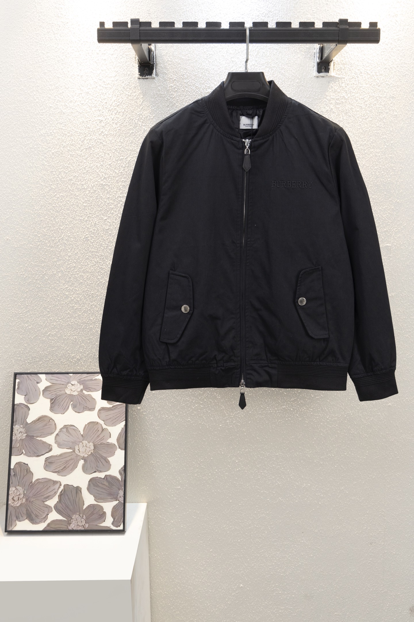 💰155
款号：k6172
2024巴宝莉BURBERRY  秋冬新款 经典字母刺绣Logo.高品质连帽外套 主推爆版  臻选定制面料 更高档次  高密度记忆拉丝里料  更加时尚舒适 高标准定制 上身非常有型 经典百搭 任何时装都可以搭配 版型超级好 值得推荐！ 
颜色：图片色
码数:S—XL