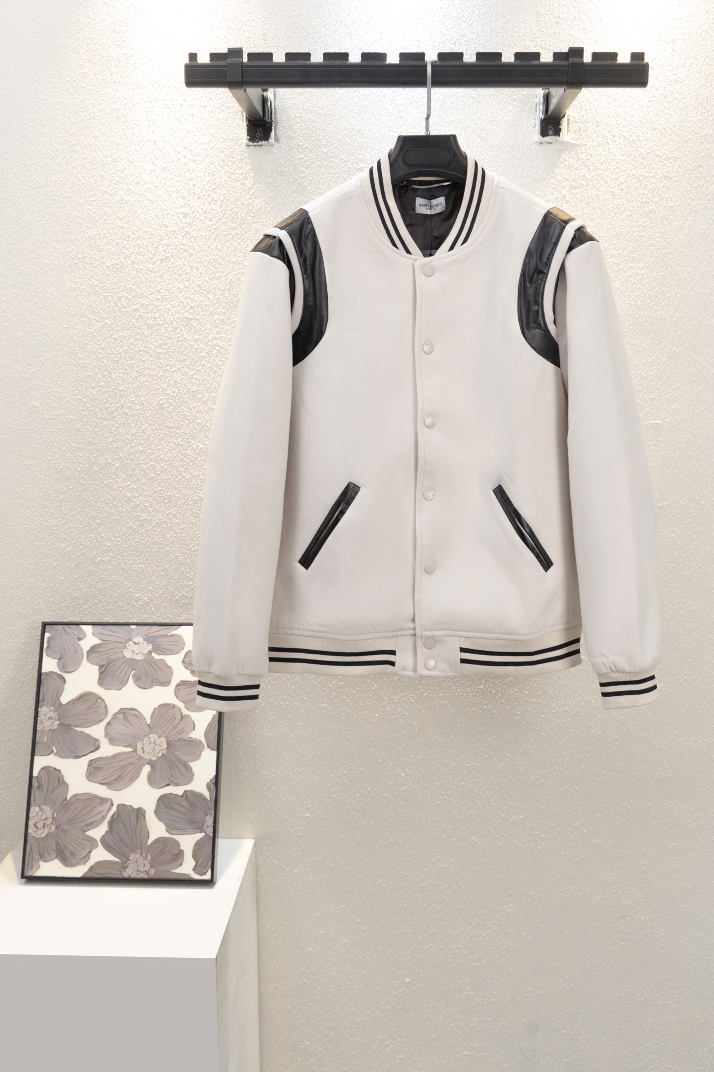 💰155
款号:k6175
品名:圣罗兰 syl拼接经典棒球服外套
四色齐发,面料升级,定制辅料,全新版本
这款真的是一绝 鱼龙混杂的各种面料版本都有 认准正确版本 面料绒感十足 男女同款百搭 区分市场垃圾压价款 三标水洗齐全 1:1开模还原原版信封吊牌吊粒 春晚明星同款 各种百搭高街感十足 直接自留啦 男女轻奢必备
颜色:黑白拼接 米白
尺码:S—XL