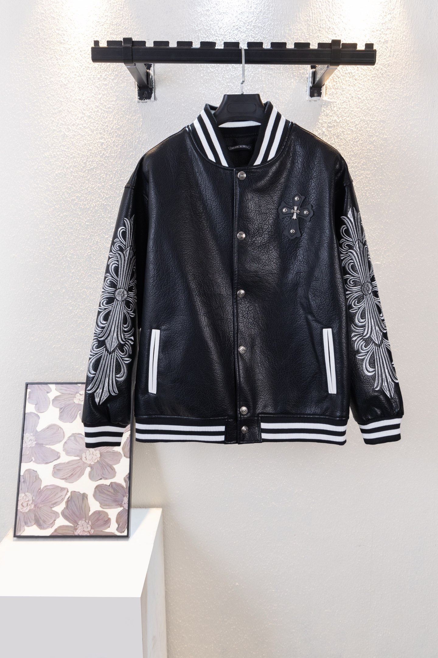 (顶级版本) 款号k6202 克罗心 21fw男女情侣重磅羊毛呢刺绣棒球服夹克外套 厚实! 神级单品,克罗心 凭借鲜明的标志,轻奢的加持,占领了街头潮流的制高点,深受欧美顶流明星喜爱,在大兴复古风的时代,offe一样不会让你落伍!克罗心 21fw重磅,情侣款羊毛呢拼接皮袖,重工刺绣棒球棉袄,克罗心 总能巧妙地融合街头美感与高级质感,这款棒球夹克由夸张醒目的贴花图案拼接而成,骷髅图案别出心裁,富有卡通特色,让整体充满潮流色彩的同时生动有趣,结合各种重工刺绣,满满60万针,黑白橙三色点缀,不妨用它来温暖你的秋冬,给你带来独特的街头高奢风格.内身高级绸面衬里夹棉,不但有光泽度还有满身的提花logo,搭配内袋上的贴布刺绣镂空铭牌,不愧为高街中的奢侈品,每一处细节尽显华贵.78%羊毛呢加持,羊毛螺纹收口,真皮质感的超纤皮 男女同款限定