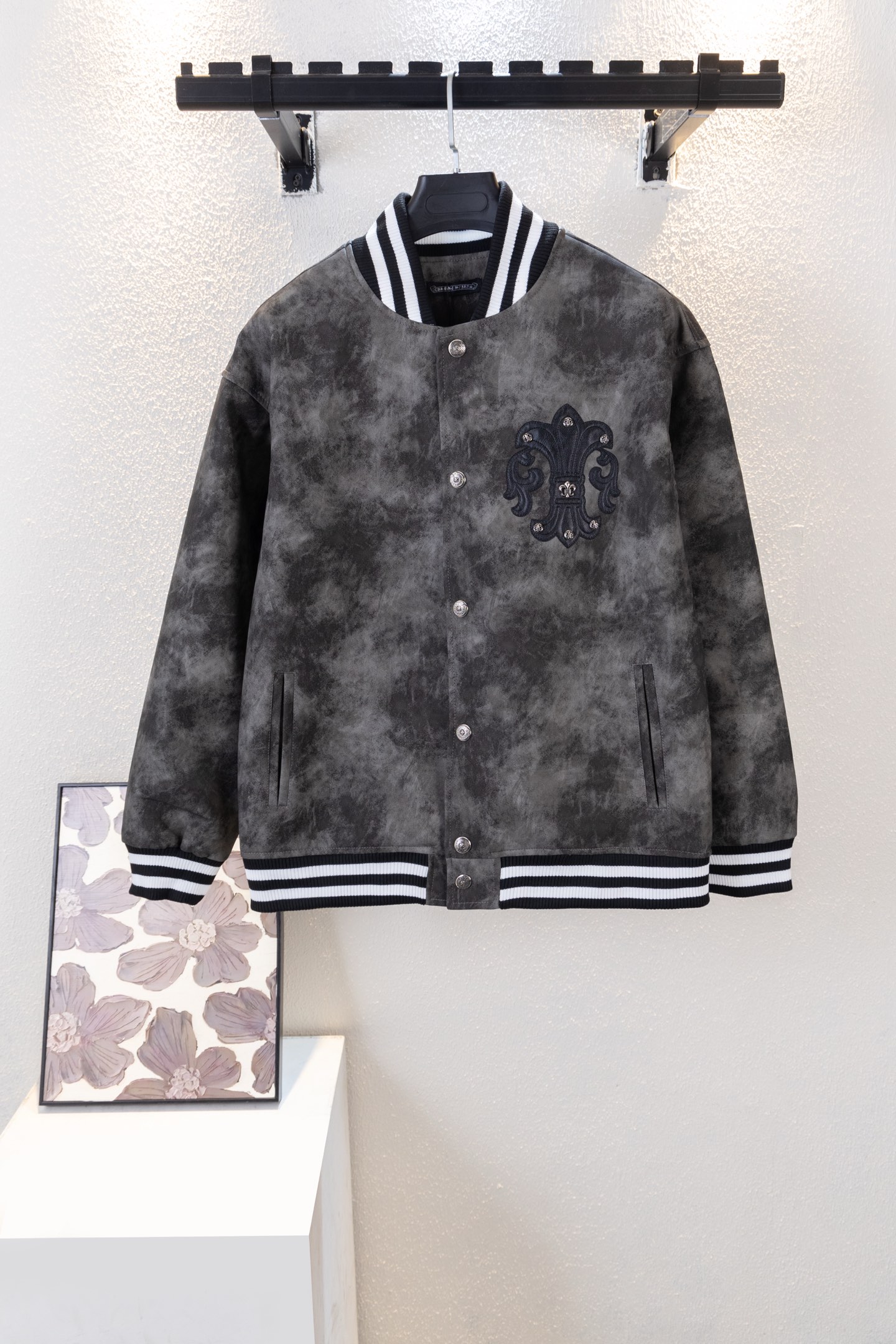 (顶级版本) 款号k6209 克罗心 21fw男女情侣重磅羊毛呢刺绣棒球服夹克外套 厚实! 神级单品,克罗心 凭借鲜明的标志,轻奢的加持,占领了街头潮流的制高点,深受欧美顶流明星喜爱,在大兴复古风的时代,offe一样不会让你落伍!克罗心 21fw重磅,情侣款羊毛呢拼接皮袖,重工刺绣棒球棉袄,克罗心 总能巧妙地融合街头美感与高级质感,这款棒球夹克由夸张醒目的贴花图案拼接而成,骷髅图案别出心裁,富有卡通特色,让整体充满潮流色彩的同时生动有趣,结合各种重工刺绣,满满60万针,黑白橙三色点缀,不妨用它来温暖你的秋冬,给你带来独特的街头高奢风格.内身高级绸面衬里夹棉,不但有光泽度还有满身的提花logo,搭配内袋上的贴布刺绣镂空铭牌,不愧为高街中的奢侈品,每一处细节尽显华贵.78%羊毛呢加持,羊毛螺纹收口,真皮质感的超纤皮 男女同款限定