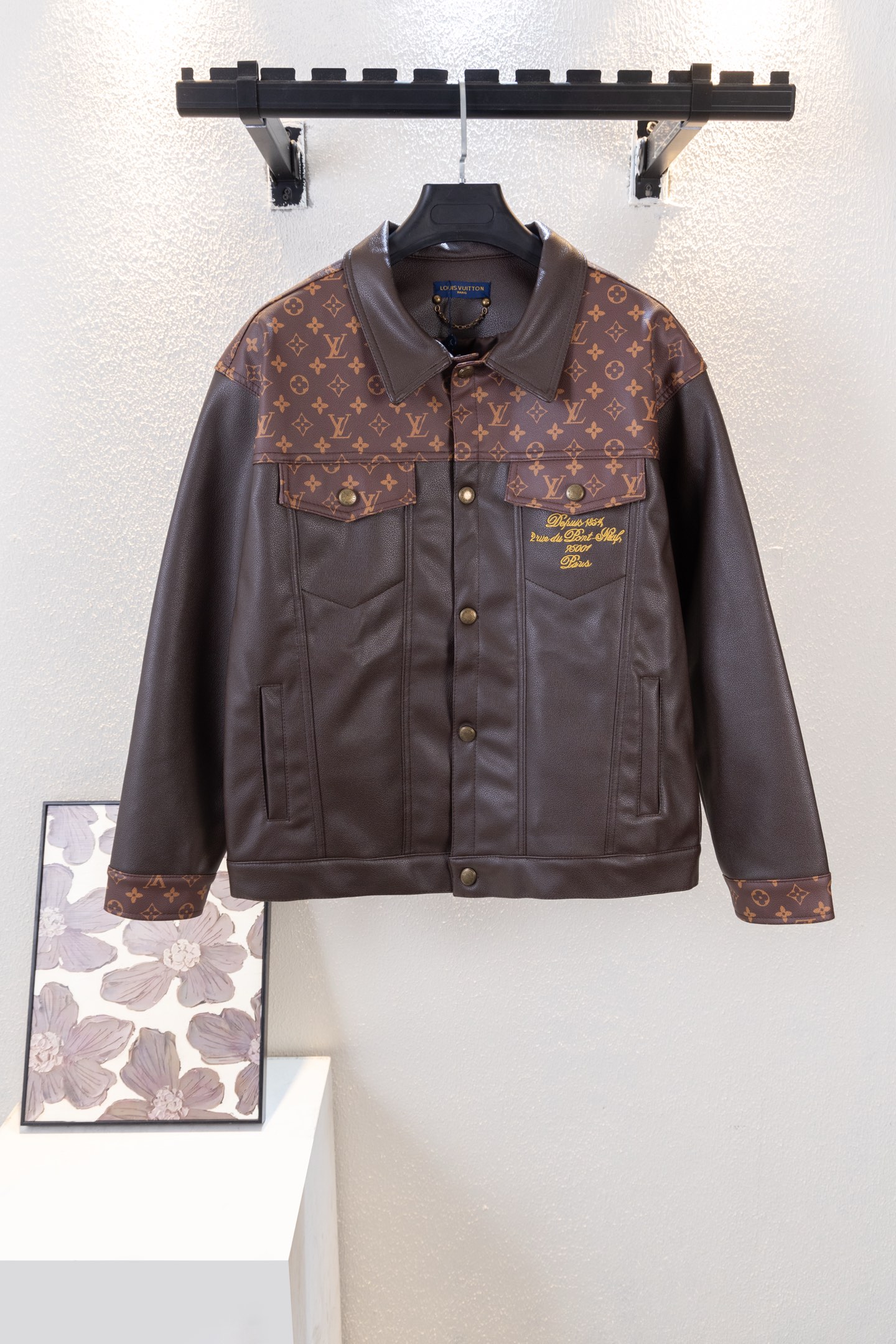 (顶级版本) 款号k6211 1v21fw男女情侣重磅羊毛呢刺绣棒球服夹克外套 厚实! 神级单品,1v凭借鲜明的标志,轻奢的加持,占领了街头潮流的制高点,深受欧美顶流明星喜爱,在大兴复古风的时代,offe一样不会让你落伍!克罗心 21fw重磅,情侣款羊毛呢拼接皮袖,重工刺绣棒球棉袄,1v总能巧妙地融合街头美感与高级质感,这款棒球夹克由夸张醒目的贴花图案拼接而成,骷髅图案别出心裁,富有卡通特色,让整体充满潮流色彩的同时生动有趣,结合各种重工刺绣,满满60万针,黑白橙三色点缀,不妨用它来温暖你的秋冬,给你带来独特的街头高奢风格.内身高级绸面衬里夹棉,不但有光泽度还有满身的提花logo,搭配内袋上的贴布刺绣镂空铭牌,不愧为高街中的奢侈品,每一处细节尽显华贵.78%羊毛呢加持,羊毛螺纹收口,真皮质感的超纤皮 男女同款限定