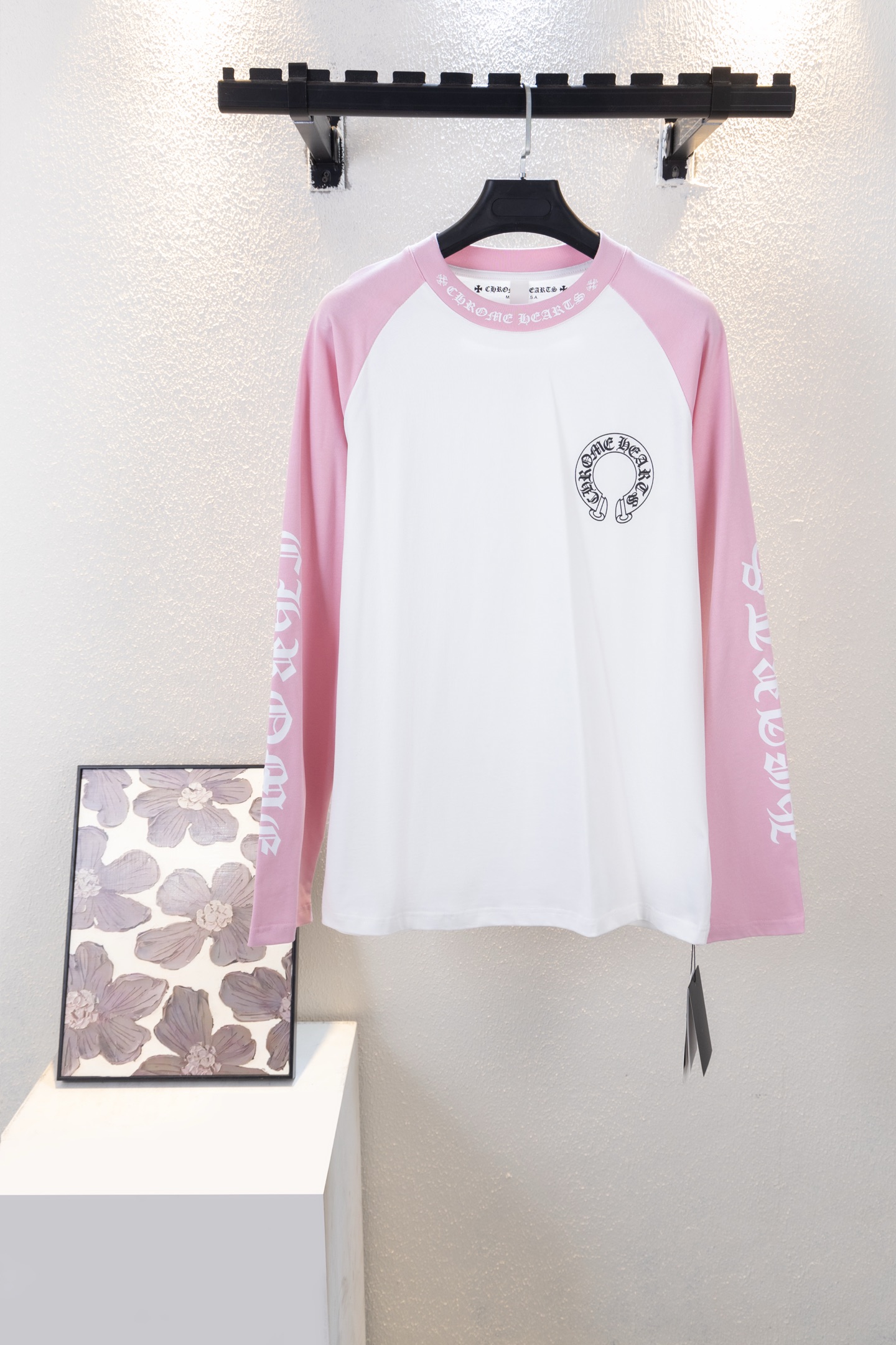 款号:k6217 Chrome Hearts/克罗心 23ss梵文马蹄拼接印花爆款长袖插肩袖 300克纯棉双纱 亲肤舒适柔软透气 配套螺纹,久洗不变形 Colour:粉拼白 -