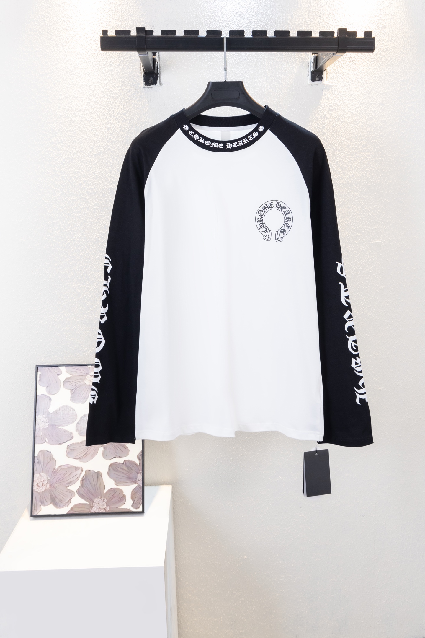 款号:k6217 Chrome Hearts/克罗心 23ss梵文马蹄拼接印花爆款长袖插肩袖 300克纯棉双纱 亲肤舒适柔软透气 配套螺纹,久洗不变形 Colour:黑拼白 -