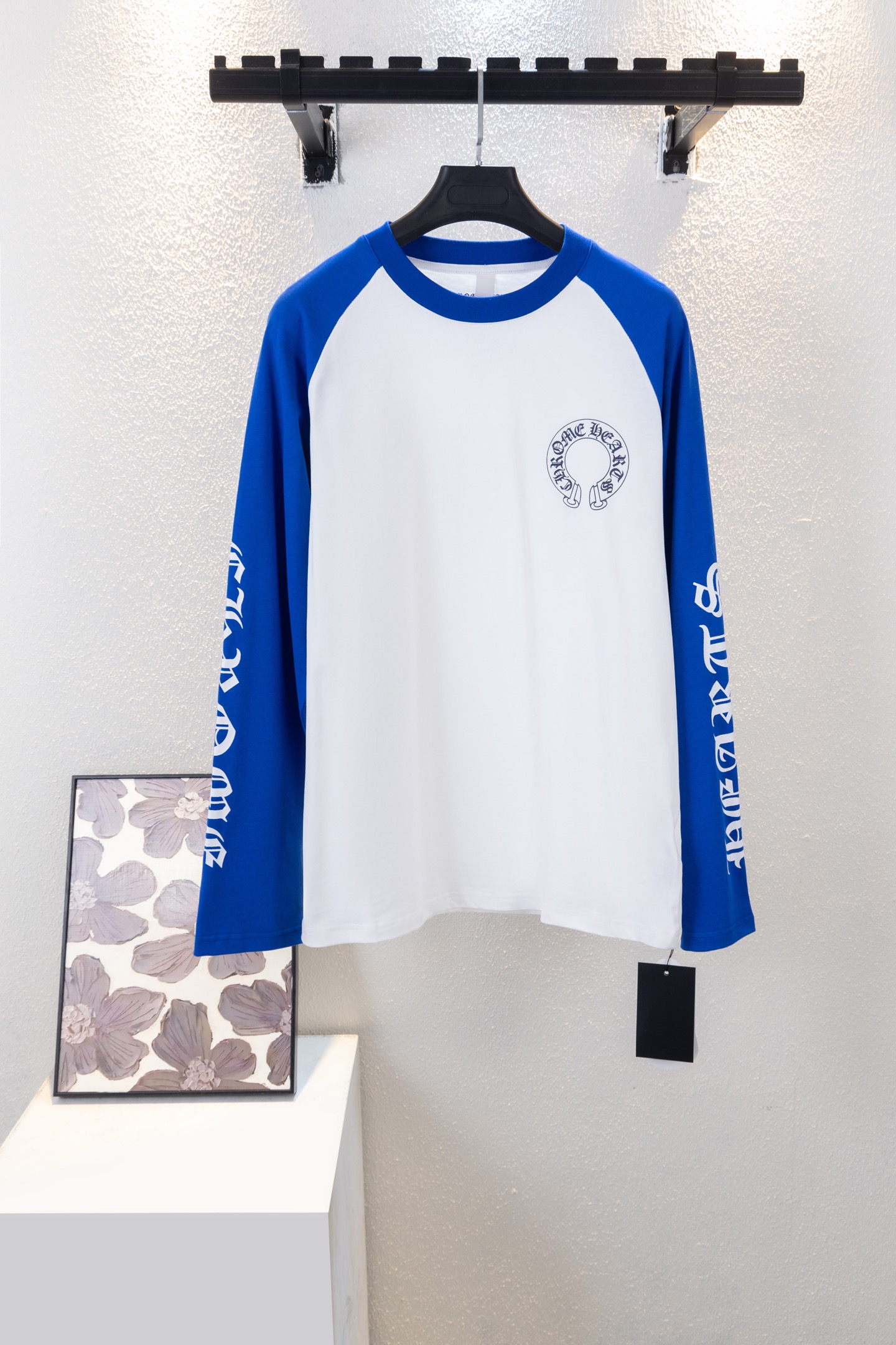 款号:k6217 Chrome Hearts/克罗心 23ss梵文马蹄拼接印花爆款长袖插肩袖 300克纯棉双纱 亲肤舒适柔软透气 配套螺纹,久洗不变形 Colour:深蓝拼白 -