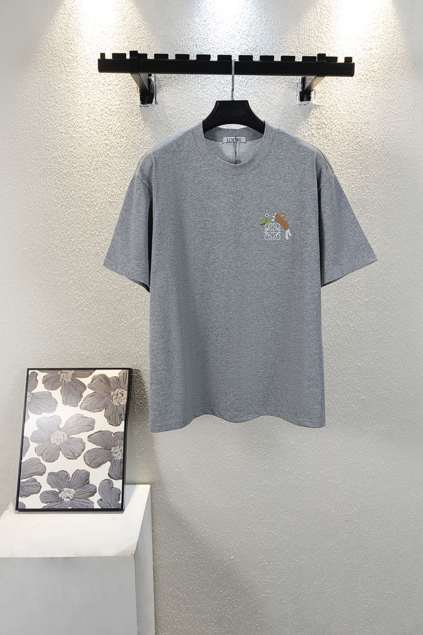 @75 (versión de primera calidad) Número de modelo k463 Camiseta de manga corta con logo de conejo bordado de LOEWE. Tej…