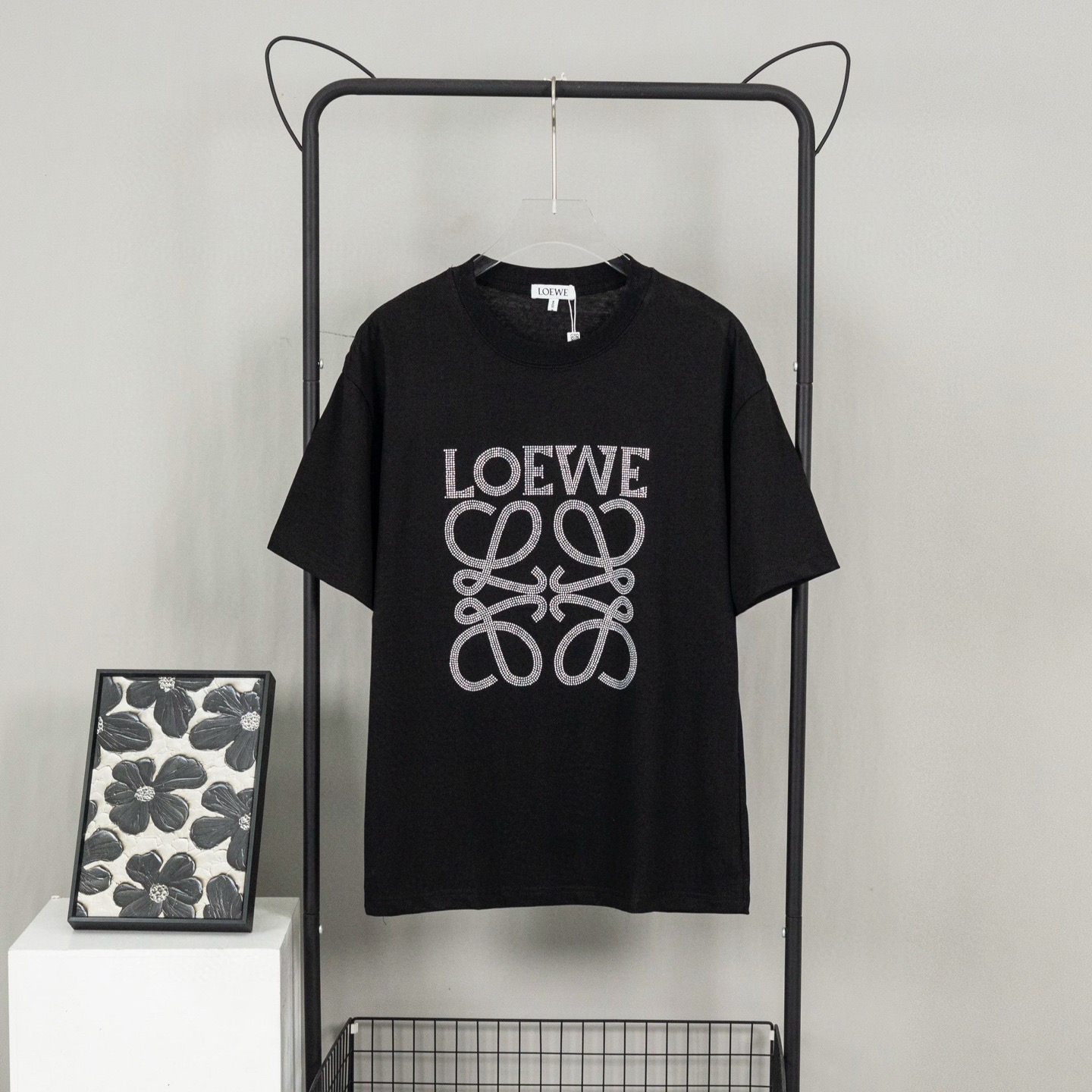 @85 顶级版本 款号k492 Loewe/罗意威新款烫钻短袖t恤短袖 妥妥的纯欲天花板😗😗本命黑t 烫钻搭配黑t🕶️sao里sao气有点小高级 纯棉260g双纱面料 三标水洗齐 万能黑t回头率百分百😎男女同款 宽松版型 size…