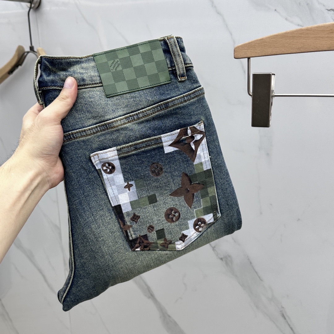 NO:127905,LV Louis Vuitton, high-end customization, the latest jeans in early spring 2025, are available at the counter simultaneously, small foot style, imported fixed color fabric, original custom reproduction, customer-supplied hardware and auxiliary materials, original quality, heavy industry washing, fine workmanship and excellent upper body!  Preferred single product WL original single product Number 29-38 No 35.37, louis vuitton,louis vuitton,jeans,alexander wang19860909LV 路易威登 高端定制、2025早春最新款牛仔裤 柜台同步发售 小脚版型,进口固色面料 原版定制复刻 客供五金辅料 原单品质 重工洗水 做工走线精细 上身绝佳！优选单品 WL原单出品 码数29-38无35.37,,louis vuitton,louis vuitton,jeans,alexander wang,Men's clothing