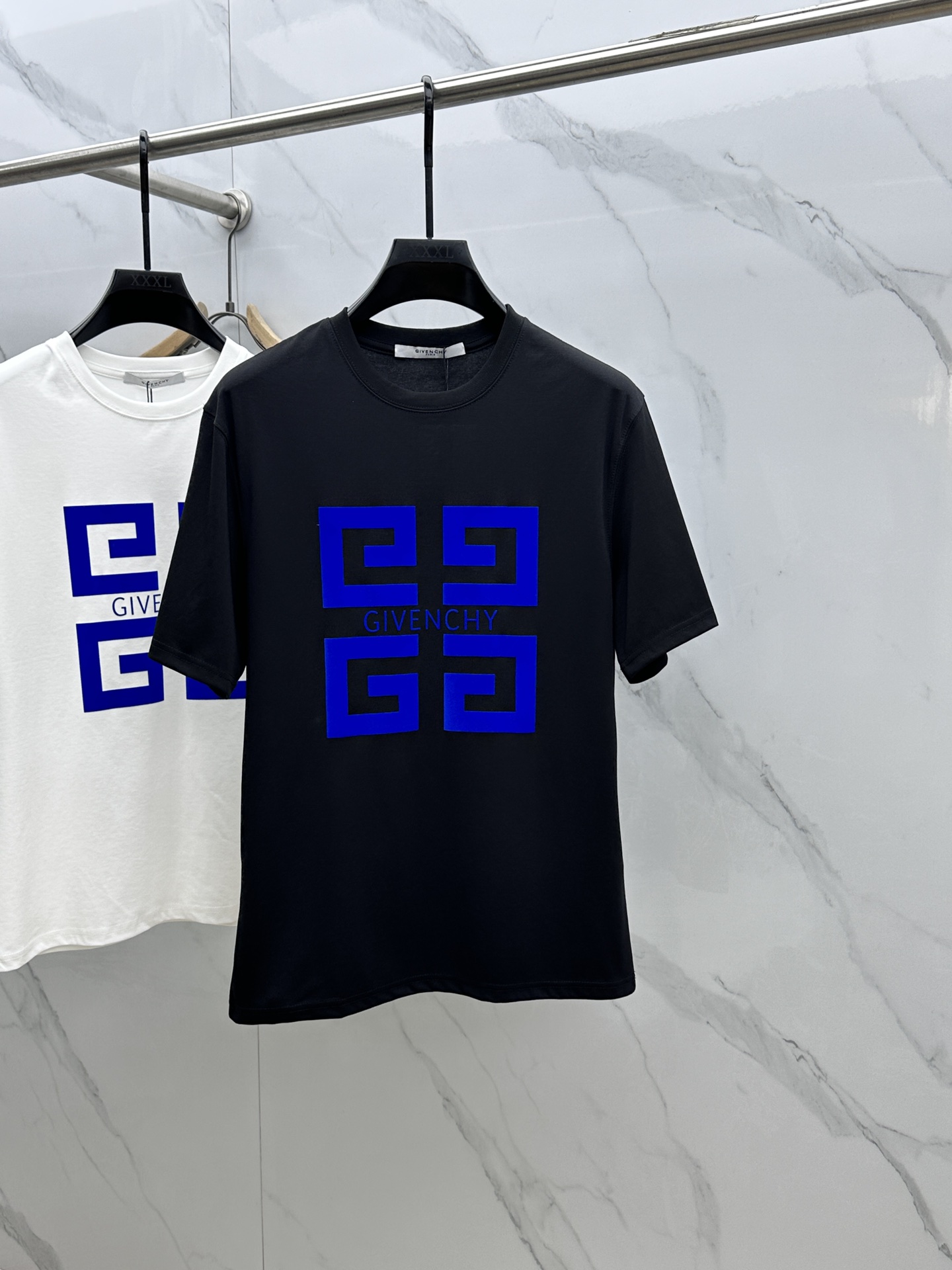 NO:487163,GVC Givenchy SS spring and summer new product, simple imprint short sleeves, heavyweight stunning products, series on sale on the official website. It is woven by luxury first-tier brands of royal fabric factories, soft and comfortable to wear, no burden, moisture absorption and breathability, good elasticity and drooping. The three-dimensional misaligned embroidery element pattern on the chest is full of quality, and it is extremely versatile, both inside and outside, and it is very outstanding!  lg same style as men and women. Code number M-3XL, givennchy, T-shirt, alexander wang19860909GVC 纪梵希 SS春夏新品 简约压印短袖,重磅级尤物单品,官网在售系列.奢侈一线大牌的御用面料厂织造,手感柔软舒适,穿着无累赘感,吸湿透气,弹性与垂感颇佳.胸前田岛机立体错位刺绣元素图案,品质感十足,极为百搭系无论内搭还是外穿都非常出彩！lg 男女同款.码数M-3XL,,givenchy,T-shirt,alexander wang,Men's clothing