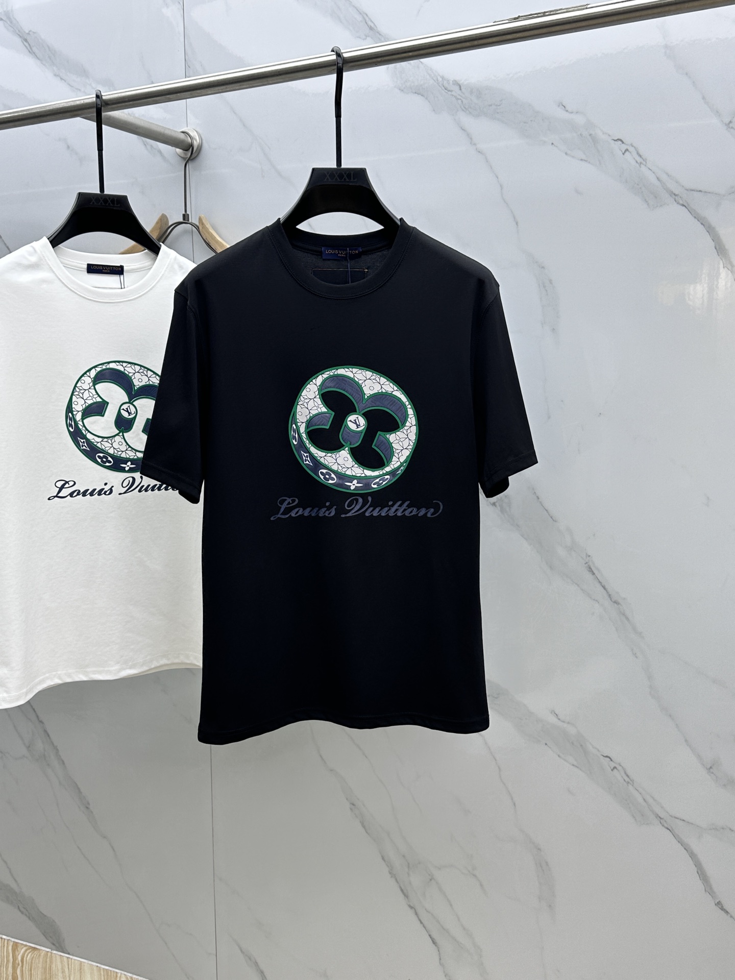 NO:487135,Louis*s Vuitto*n New product for spring and summer, simple imprint short-sleeved sleeves, heavyweight stunning products, series on sale on the official website. It is woven by luxury first-tier brands of royal fabric factories, soft and comfortable to wear, no burden, moisture absorption and breathability, good elasticity and drooping. The three-dimensional misaligned embroidery element pattern on the chest is full of quality, and it is extremely versatile, both inside and outside, and it is very outstanding!  lg same style as men and women. Code number M-3XL, louis vuitton,louis vuitton,t-shirt,alexander wang19860909Loui*s Vuitto*n 路易威登 SS春夏新品 简约压印短袖,重磅级尤物单品,官网在售系列.奢侈一线大牌的御用面料厂织造,手感柔软舒适,穿着无累赘感,吸湿透气,弹性与垂感颇佳.胸前田岛机立体错位刺绣元素图案,品质感十足,极为百搭系无论内搭还是外穿都非常出彩！lg 男女同款.码数M-3XL,,louis vuitton,louis vuitton,T-shirt,alexander wang,Men's clothing