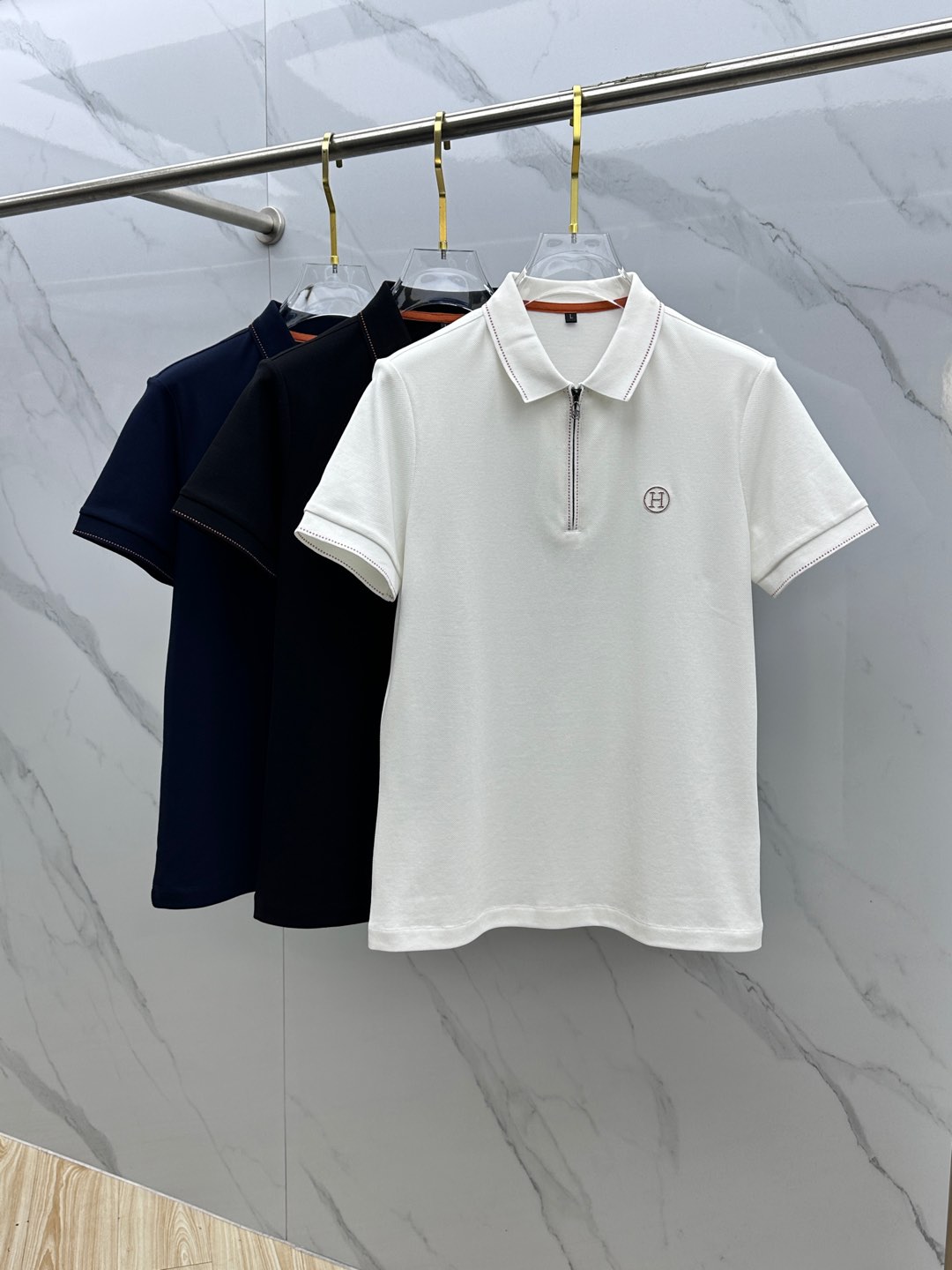 NO:121694,Hermes 2025 spring and summer new men's lapel Polo shirt short-sleeved T-shirt is released simultaneously on the counter. Simple, fashionable and versatile, high-end quality, chest concave and convex logo design, cuff specific thread knitted perfect color matching, customized imported double-strand mercerized bead floor cotton fabric, comfortable to wear, breathable, high grade and very textured, fashionable and casual!  NB original single production code number M-4XL, hermes, hermes, T-shirt, tees, t-shirt, alexander wang19860909Hermes爱马仕 2025春夏新款男士翻领Polo衫短袖T恤 柜台同步发售 简洁时尚百搭 高端品质 胸前凹凸logo设计 袖口特定螺纹针织完美拼色,定制进口双股丝光珠地棉面料 穿着舒适 透气 档次高很有质感 时尚又休闲！ NB原单出品 码数M-4XL,,hermes,hermes,T-shirt,tees，t-shirt,alexander wang,Men's clothing