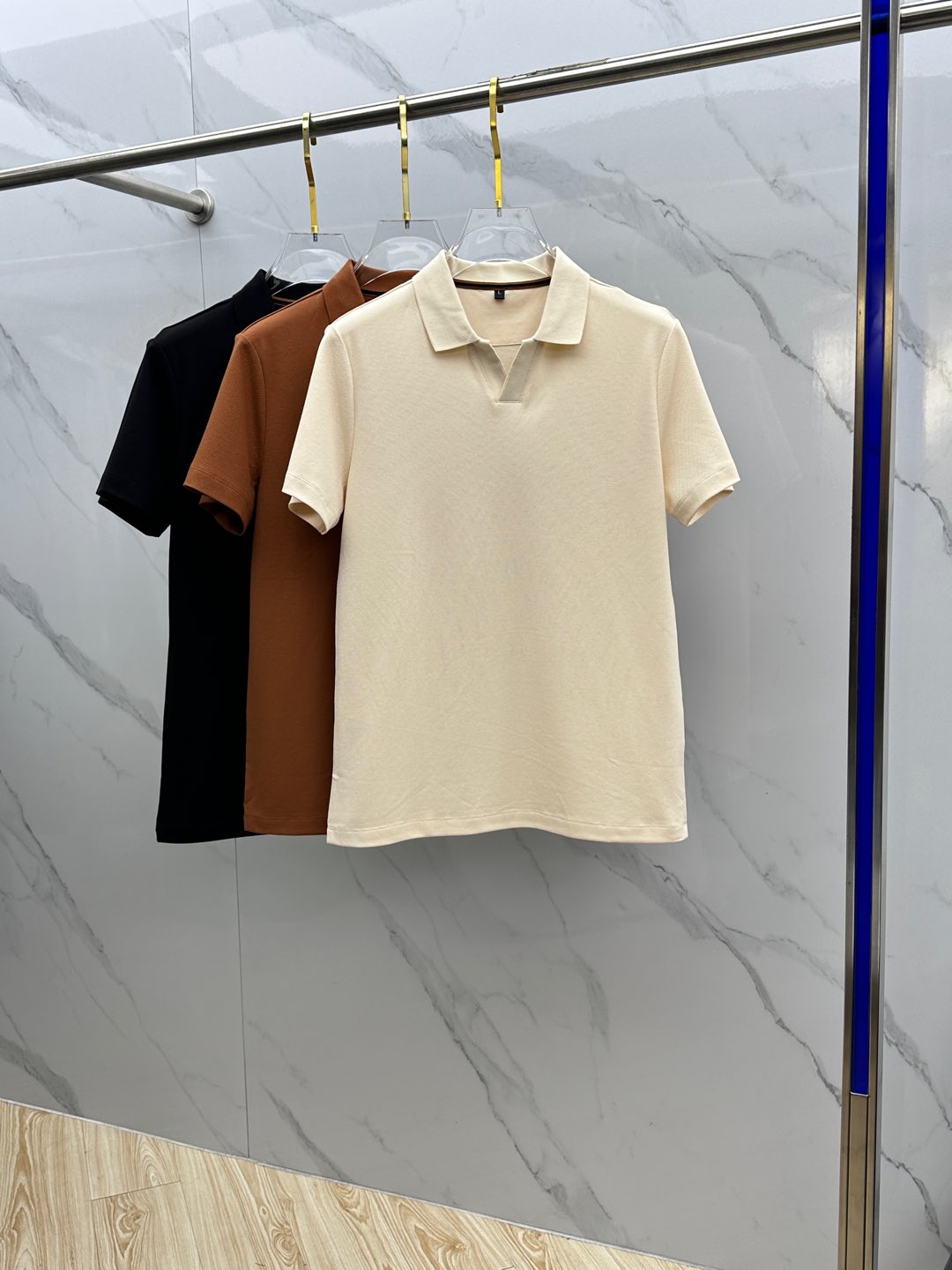 NO:140111,ZE*NA Jie*ya 2025 spring and summer new style knitted French V-lacquer Polo short sleeves, which do not show water leakage, but are loved by many celebrities. The combination of Italian lazy and romantic style and knitted French V-lacquer design gives the upper body a sense of ability in workplace. The iconic embroidery embroidery on the chest and back gives the whole detail highlights Italian tailoring. The upper body of the clothes is fit. The lower body of the clothes is slightly loose. The wearer is firm and stylish while being more inclusive with the belly. The fabric is made of national standard long wool cotton. The fiber is long. Made into yarn. It is strong and not easy to break. The dyeing effect is shiny and bright. It is not easy to get old. The inner and outer ammonia process makes it more comfortable to wear. The surface beaded texture highlights the detailed texture (knitted foot) woven in the same craft type!  The large round machine equipment is used. The overall weaving time is long, the process requirements are high, time-consuming and labor-consuming, and the advantages are high quality. The upper body is high-end and stylish. It has good elasticity, moisture absorption, breathability, and wrinkle resistance. It is also very functional. It is also unmatched by ordinary fabrics. Full-quality orders!  Produced by NB Code Number 48-58 (M-4XL), T-shirt, alexander wang19860909ZE*NA杰*亚 2025春夏新款 针织起脚 法式V翻领口Polo短袖,不显山漏水,却被许多名人所钟爱.意式慵懒浪漫风情与针织的结合 法式V翻领设计 让上身感 干练的职场形象 胸口背部标志性的刺绣点缀 让整体有着细节亮点 意式剪裁 衣上身合体 衣下身略微宽松感 让穿者 挺括有型的同时对肚子的包容性更好 面料采用国标长绒棉 120S极细纱线 纤维长 制成纱线 结实不易断裂 染色效果 光泽亮丽 不易泛旧 内外氨工艺处理,让穿着更加的舒适的丝滑感 表面珠地纹理 凸显细节质感（针织起脚）工艺类式一样织造！采用大圆机设备 整体织造时间久,工艺要求高,耗时耗力,优点品质感高 上身高档而有型 伸缩性好 吸湿 透气 防皱都有很好功能性 也是一般面料无法媲美.全品相订单！ NB出品 码数48-58（M-4XL）,,T-shirt,alexander wang,Men's clothing