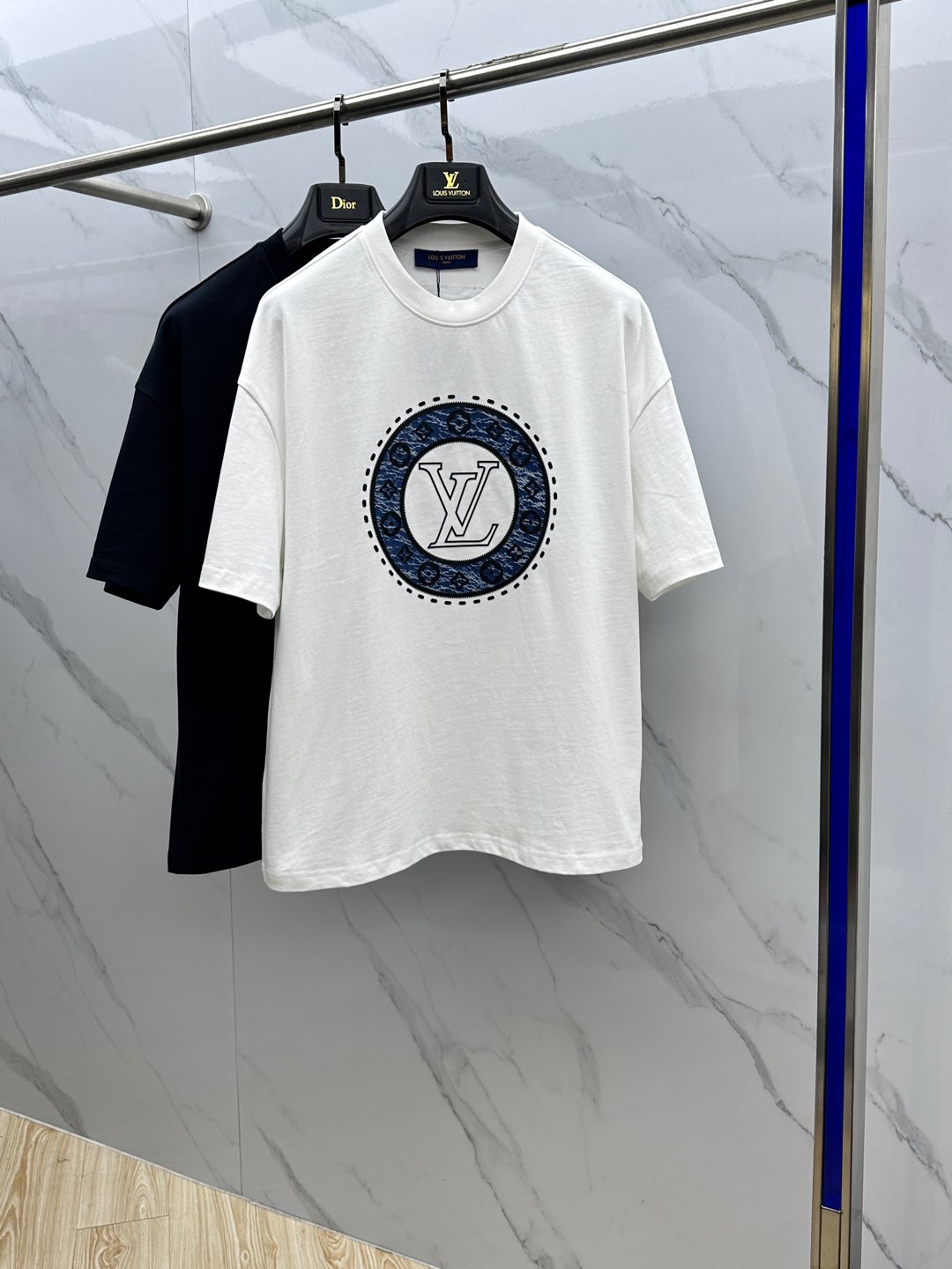 NO:121692,LV·Louis Vuitton Latest half-sleeved T-shirt·ribbed collar·cotton, high-weight. Selected zp fixed weaving and dyeing high-density pure cotton fabric, clear fabric pattern, soft and comfortable touch, three-dimensional pattern embroidery technology, imported environmentally friendly glue high-temperature printing, OS shoulder-drop loose style, same style for men and women ET. It is recommended to dry cleaning or wrap the back of the laundry bag, machine-wash and dry naturally with cold water alone!  S-XL, louis vuitton,louis vuitton,tees,t-shirt,alexander wang19860909LV·路易威登 最新半袖T恤·罗纹衣领· 棉 高克重.精选zp定织定染高密度纯棉面料,布纹清晰 手感柔软舒适 立体图案刺绣工艺 进口环保胶浆高温印压 OS落肩宽松版型 男女同款 ET 洗涤方式建议干洗或包裹洗衣袋反面单独冷水快速机洗自然晾干！ 码数S-XL,,louis vuitton,louis vuitton,tees，t-shirt,alexander wang,Men's clothing