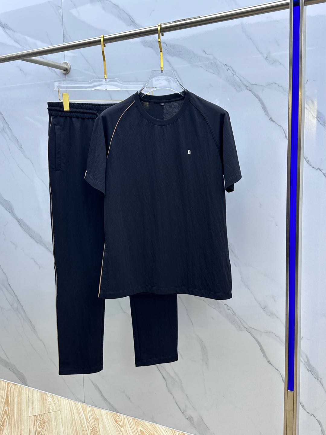 NO:162534,New BOSS 2025 Spring and Summer New Set Men's Round Neck Short Sleeves, Counter Simultaneously Retracted Shoulder Edges are Colored Simple, Fashionable and versatile High-end Quality Chest Brand Logo Design Customized Imported Mulberry Silk Fabrics Comfortable and Cold Wear, Breathable, High-end Class, Very Textured, Fashionable and Casual!  NB code number M-4XL, T-shirt,alexander wang19860909新款BOSS 2025春夏新款套装 男士圆领短袖 柜台同步发售 肩膀收边错位插色 简洁时尚百搭 高端品质 胸前品牌logo设计 定制进口桑蚕丝面料 穿着舒适冰凉 透气 档次高很有质感 时尚又休闲！NB 码数M-4XL,,T-shirt,alexander wang,Men's clothing