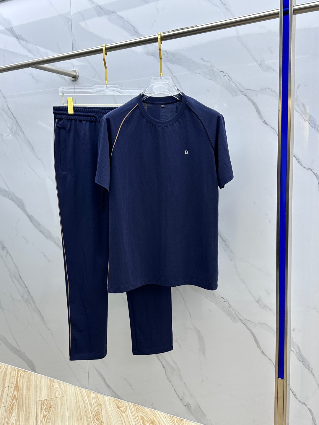 NO:121713,BOSS 2025 Spring and Summer New Set Men's Round Neck Short Sleeves, Counter Simultaneously Retracted Shoulder Edges are Colored Simple, Fashionable and versatile High-end Quality Chest Brand Logo Design Customized Imported Mulberry Silk Fabrics Comfortable and Cold Wear, Breathable, High-end Class, Very Textured, Fashionable and Casual!  Produced by NB Code Number M-4XL, T-shirt, alexander wang19860909BOSS 2025春夏新款套装 男士圆领短袖 柜台同步发售 肩膀收边错位插色 简洁时尚百搭 高端品质 胸前品牌logo设计 定制进口桑蚕丝面料 穿着舒适冰凉 透气 档次高很有质感 时尚又休闲！ NB出品 码数M-4XL,,T-shirt,alexander wang,Men's clothing