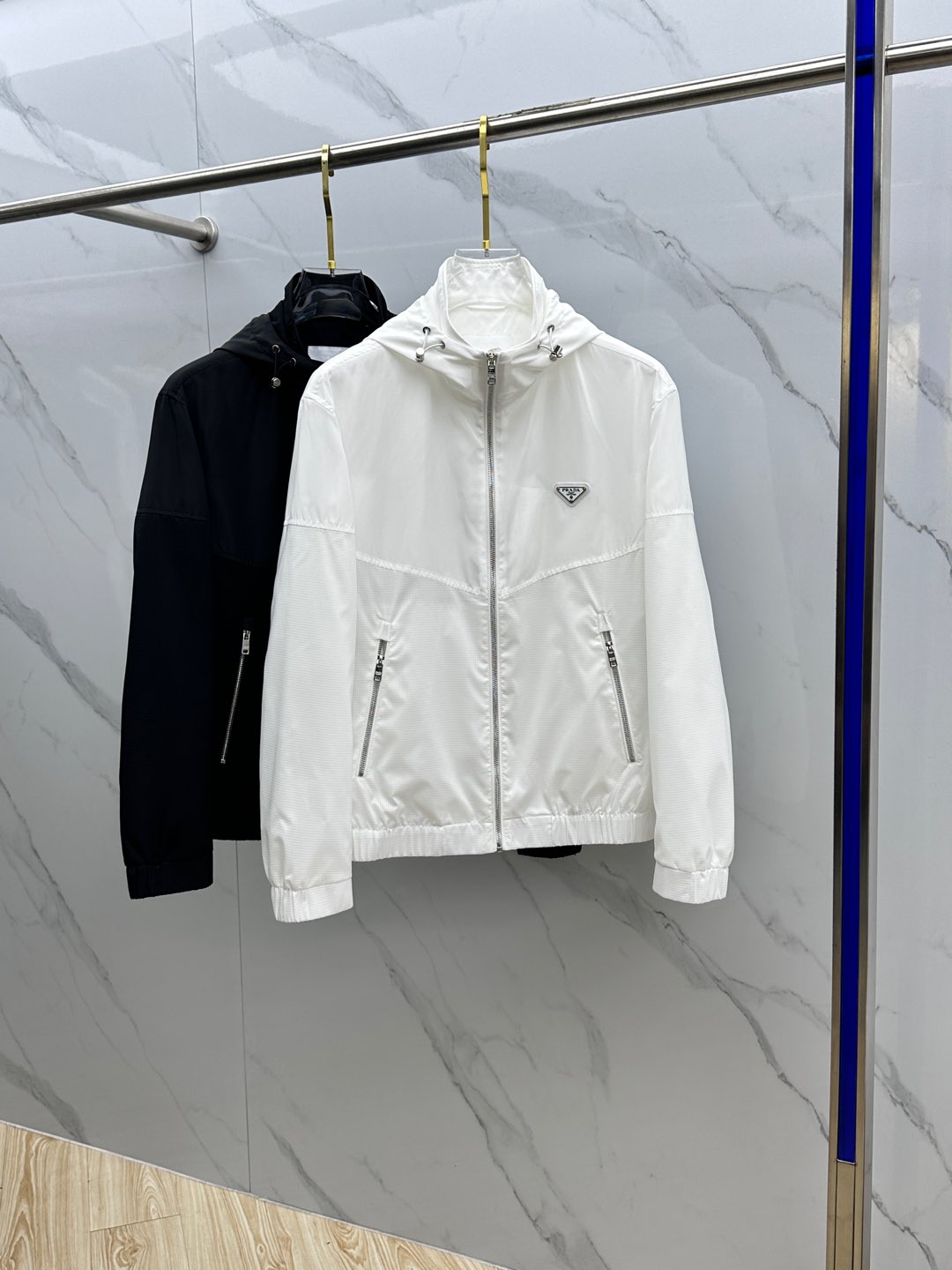 NO:118619,PRADA 2025 new men's jacket hooded jacket, original single three-standard full high-end version!  Hooded style, high-quality counter fabric, high breathability and comfort, impeccable details, brand element design concept, multiple pairs of ready-made garments are spliced ​​and cut, exquisite workmanship and complex craftsmanship, professional purchasing grade reflects high quality. The feel is delicate and soft!  It is casually cut, with a great upper body style!  HS original single production code number M~XXXL,,prada,prada,jackets & coats,jackets & coats,hats,alexander wang19860909PRADA·普拉达 2025开秋新款男士夹克外套连帽,原单三标齐全高端版本！连帽款式 高定专柜面料 透气舒适度高,细节无可挑剔,品牌元素设计理念,成衣多副拼接裁剪,做工考究工艺复杂,专业代购级体现高品质.手感细腻柔软！呈现休闲裁剪,上身版型超赞！ HS原单出品 码数M～XXXL,,prada,prada,jackets & coats,jackets & coats,hats,alexander wang,Men's clothing