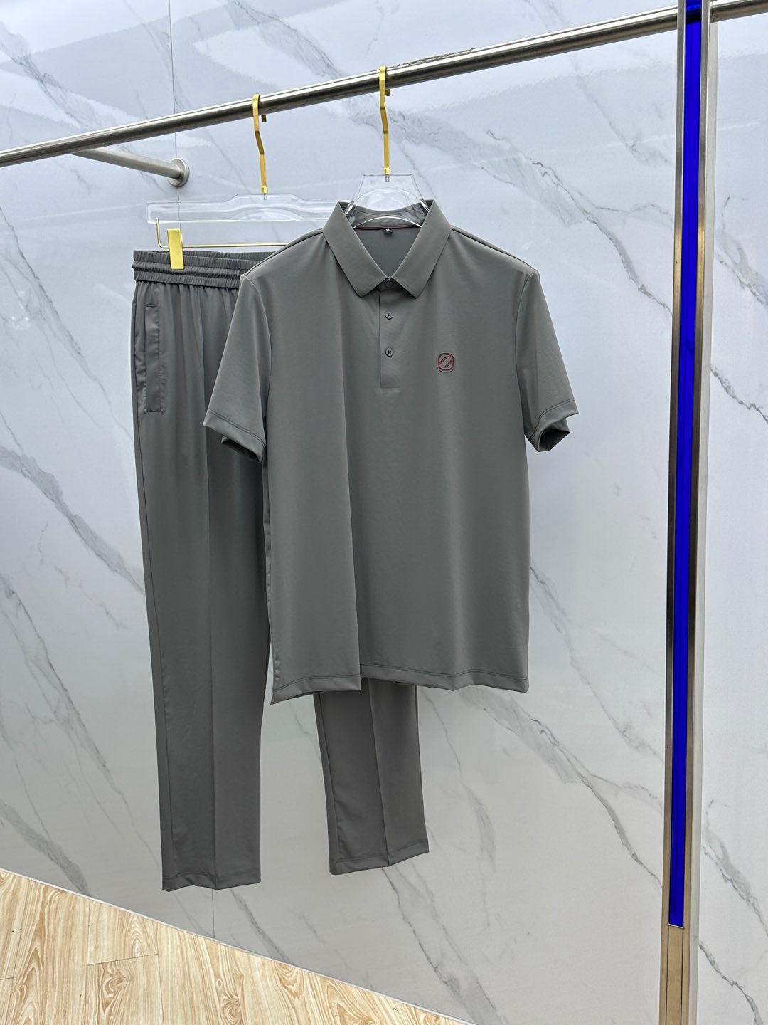 NO:121715,ZEGNA Jínia 2025 Spring and Summer New Set Men's Lapel Polo Shirt Short Sleeves, Offered Simultaneously, Simple, Fashionable and versatile, High-end Quality, Chest Brand Logo High-temperature Burning and Embossed Concave and Convex Design, Custom imported ice silk fabric, comfortable and cool to wear, breathable, high-end grade, very textured, fashionable and casual!  Produced by NB Code Number M-4XL, zegna, T-shirt, alexander wang19860909ZEGNA·杰尼亚 2025春夏新款套装 男士翻领Polo衫短袖 柜台同步发售 简洁时尚百搭 高端品质 胸前品牌logo高温烧花印压凹凸设计 定制进口冰丝面料 穿着舒适冰凉 透气 档次高很有质感 时尚又休闲！ NB出品 码数M-4XL,,zegna,T-shirt,alexander wang,Men's clothing