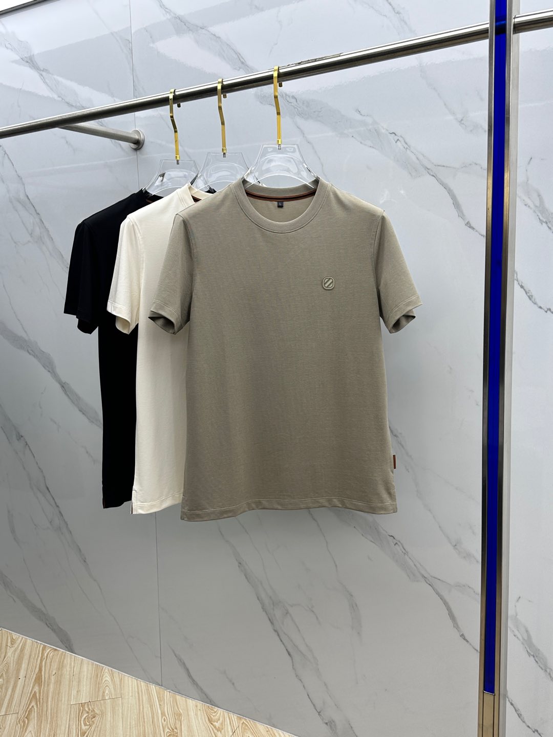 NO:121679,ZEGNA Jínia 2025 spring and summer new men's short-sleeved T-shirt round neck, a newly upgraded versatile basic style, low-key and luxurious, and a choice of character!  Made of imported fabrics, it has good moisture absorption, comfortable and breathable, enjoys a light and relaxed and comfortable wearing experience, with super vertical performance. It has a strong sense of art and the iconic logo letter pattern design, with meticulous craftsmanship and high recognition, showing the new brand culture!  Classic perfect style design, precise and in place for cutting. Simple and atmospheric style, and can show fashionable charm in daily leisure life. NB original single size M-4XL, zegna, T-shirt, tees, t-shirt, alexander wang19860909ZEGNA·杰尼亚 2025春夏新款男士短袖T恤圆领,全新升级百搭基础款,低调奢华,品格之选！甄选进口面料打造而成,吸湿性好,舒适透气,享受轻薄轻松自在的穿着体验,有着超强的垂直性能 艺术感极强标志性logo字母图案设计,工艺细致,辨识度极高,展现全新品牌文化！经典完美版型设计,在裁剪上精准到位.简约大气风格,又能在日常休闲生活中展现时尚魅力. NB原单出品 尺码M-4XL,,zegna,T-shirt,tees，t-shirt,alexander wang,Men's clothing